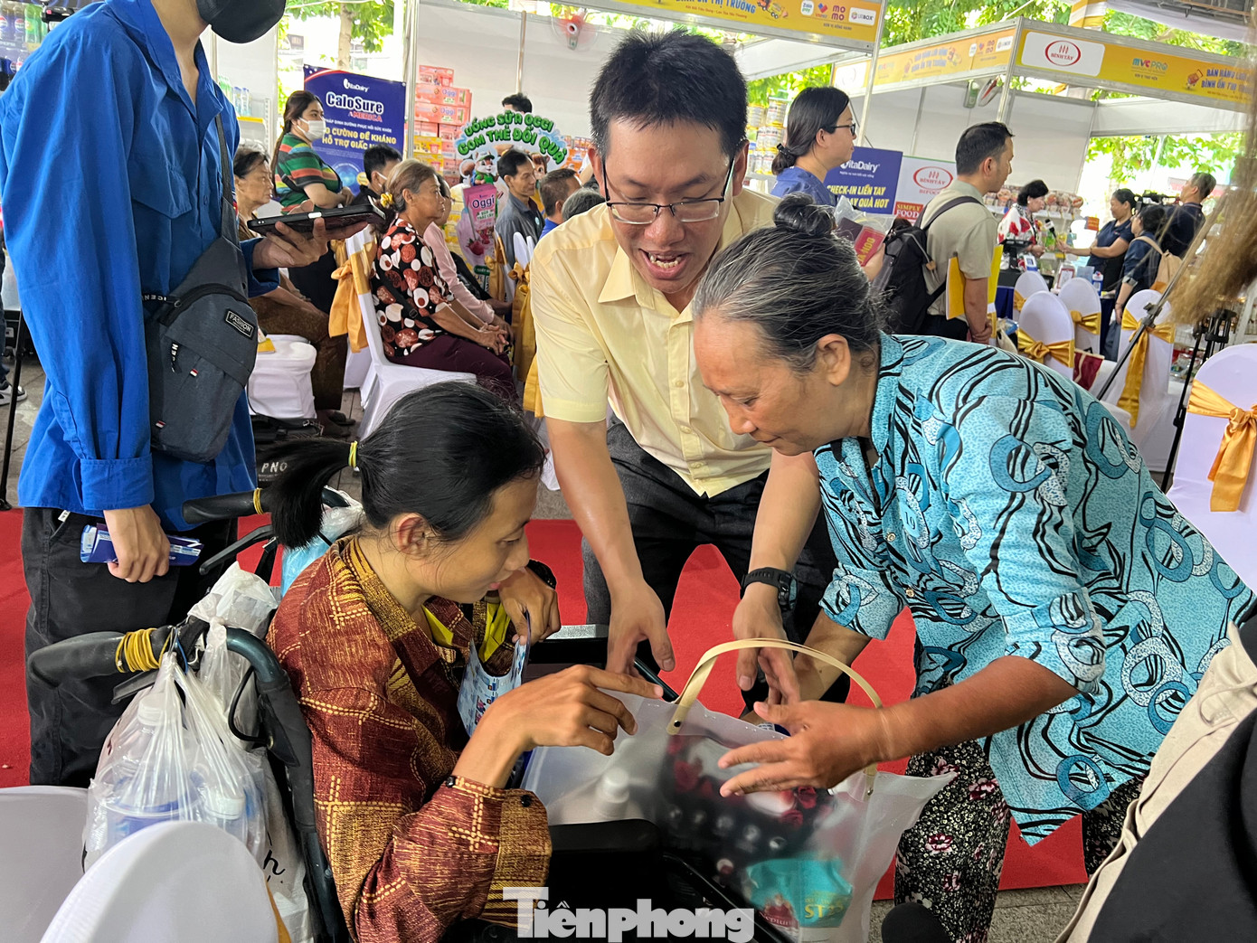 Người lao động vui mừng vì mua được hàng giảm giá. "Giảm đồng nào đỡ đồng nấy" - bà Hà (áo xanh) tâm sự.