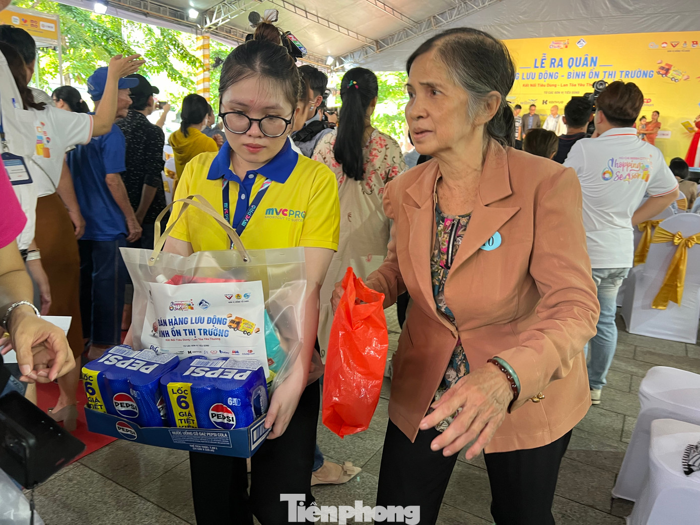 Người có hoàn cảnh khó khăn được nhận quà tại chương trình bán hàng lưu động.