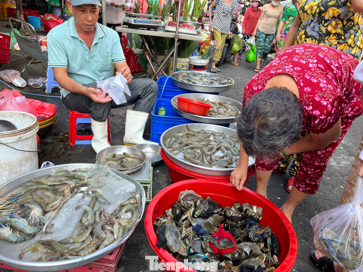 Tôm cua là món không thể thiếu trên mâm cúng Thần Tài. Trong ngày 18/2, cua có giá từ 200.000 - 350.000 đồng/kg, tôm càng xanh: 350.000 - 400.000 đồng/kg. "Giá này cao hơn ngày thường nhưng vì mỗi năm cúng Thần Tài chỉ một lần nên tôi cố gắng mua mỗi thứ chút ít để mâm cúng đủ đầy với hy vọng tài lộc, may mắn quanh năm" - bà Thu (ngụ quận 5) cho hay.