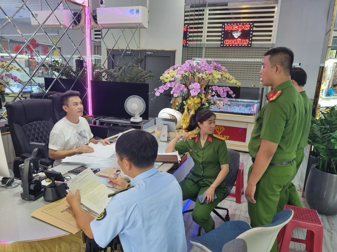 Lực lượng quản lý thị trường TPHCM kiểm tra loạt tiệm vàng tại TPHCM Lực lượng quản lý thị trường TPHCM kiểm tra loạt tiệm vàng tại TPHCM