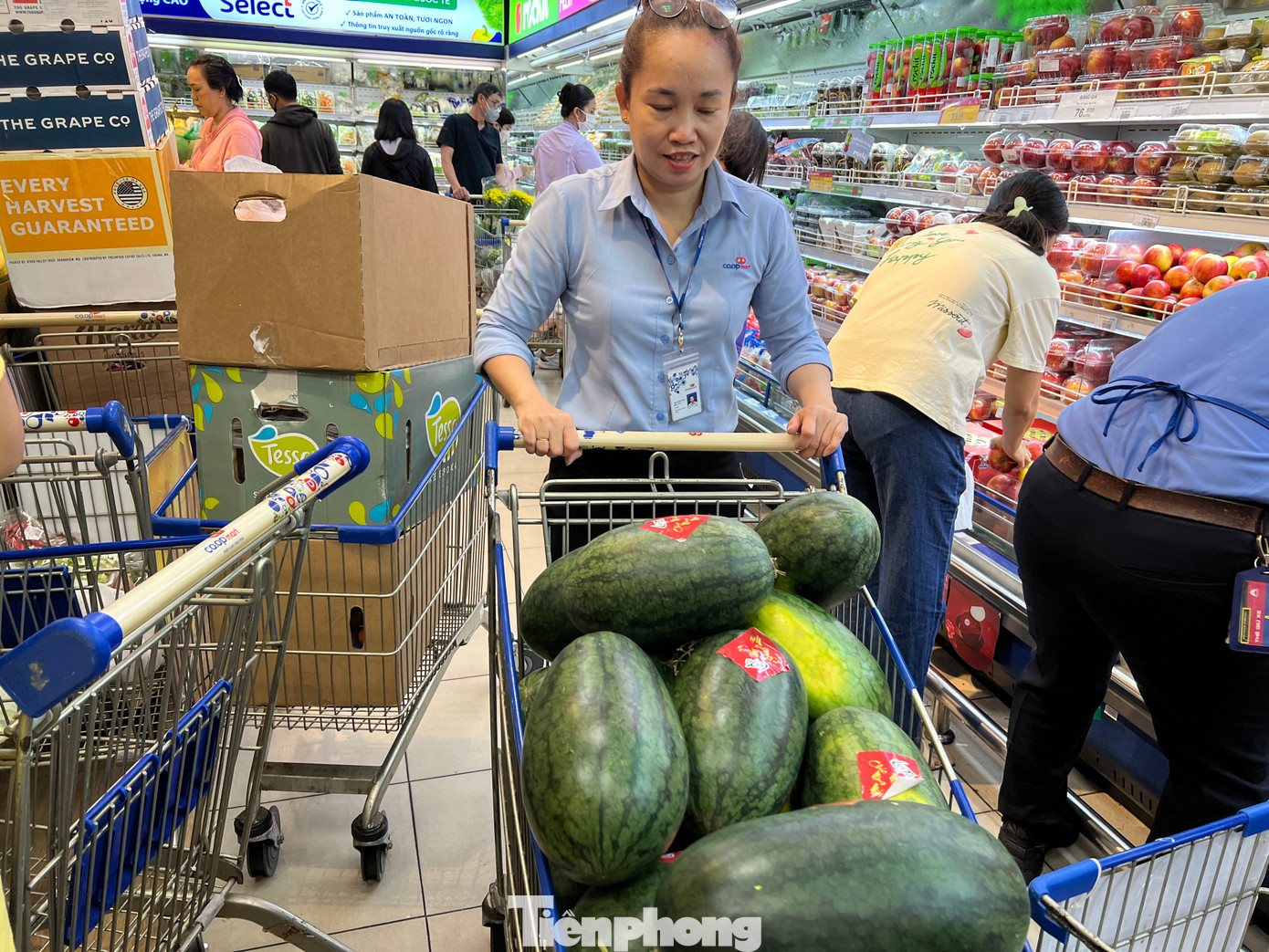 Nhân viên liên tục châm hàng lên quầy kệ.