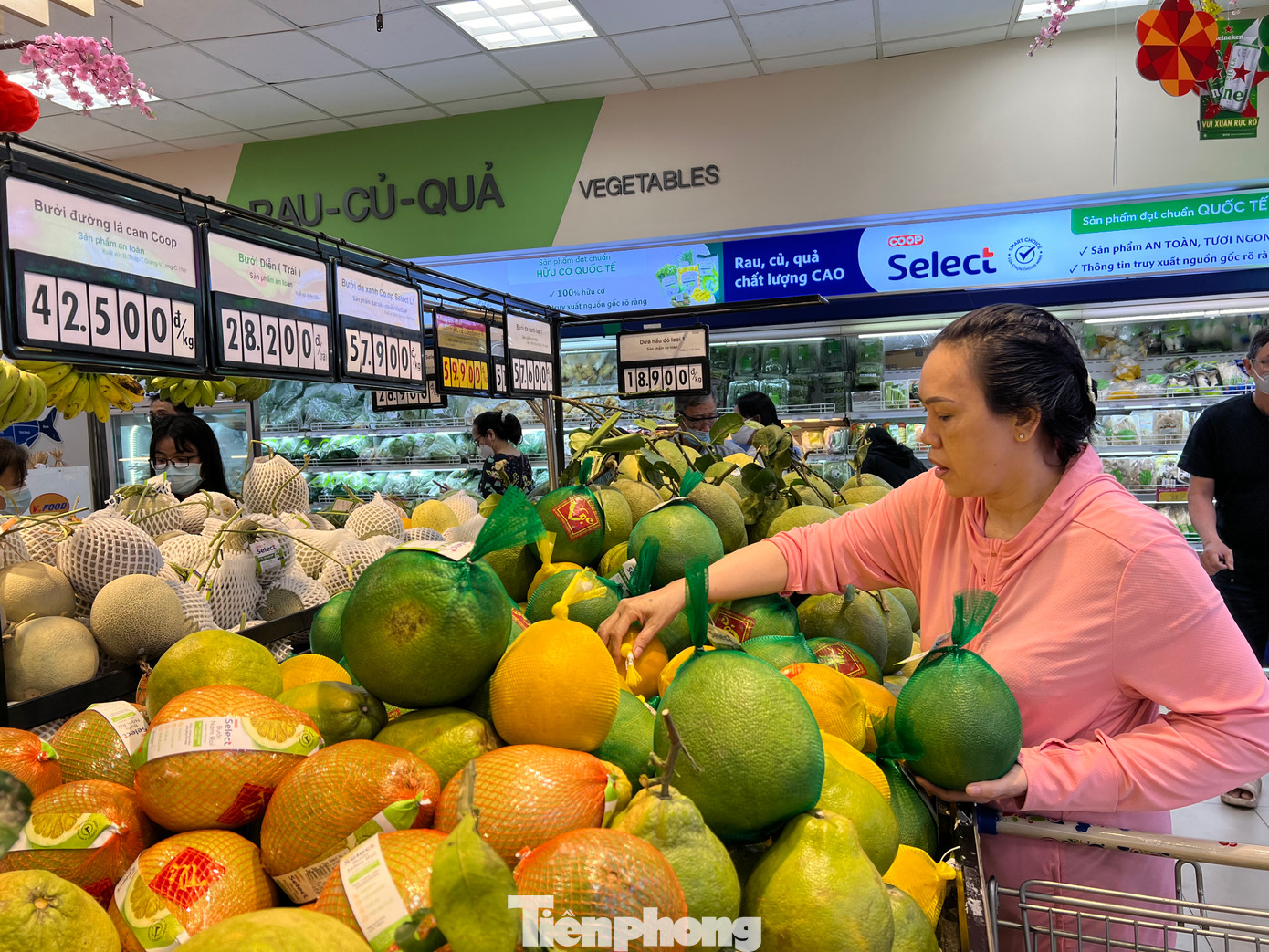 Trái cây nào cũng dán giấy đỏ ngày Tết nên càng bắt mắt. Giá cả khá rẻ, như dưa hấu 25.000 đồng/kg, bưởi đường 42.500 đồng/kg, đu đủ 28.200 đồng/kg... "Trái cây ở siêu thị đều là hàng loại 1, rất tươi ngon nên năm nào tôi cũng đến đây mua về chưng Tết. Về giá cả hiện giống như ngày thường" - một nữ khách hàng cho biết.