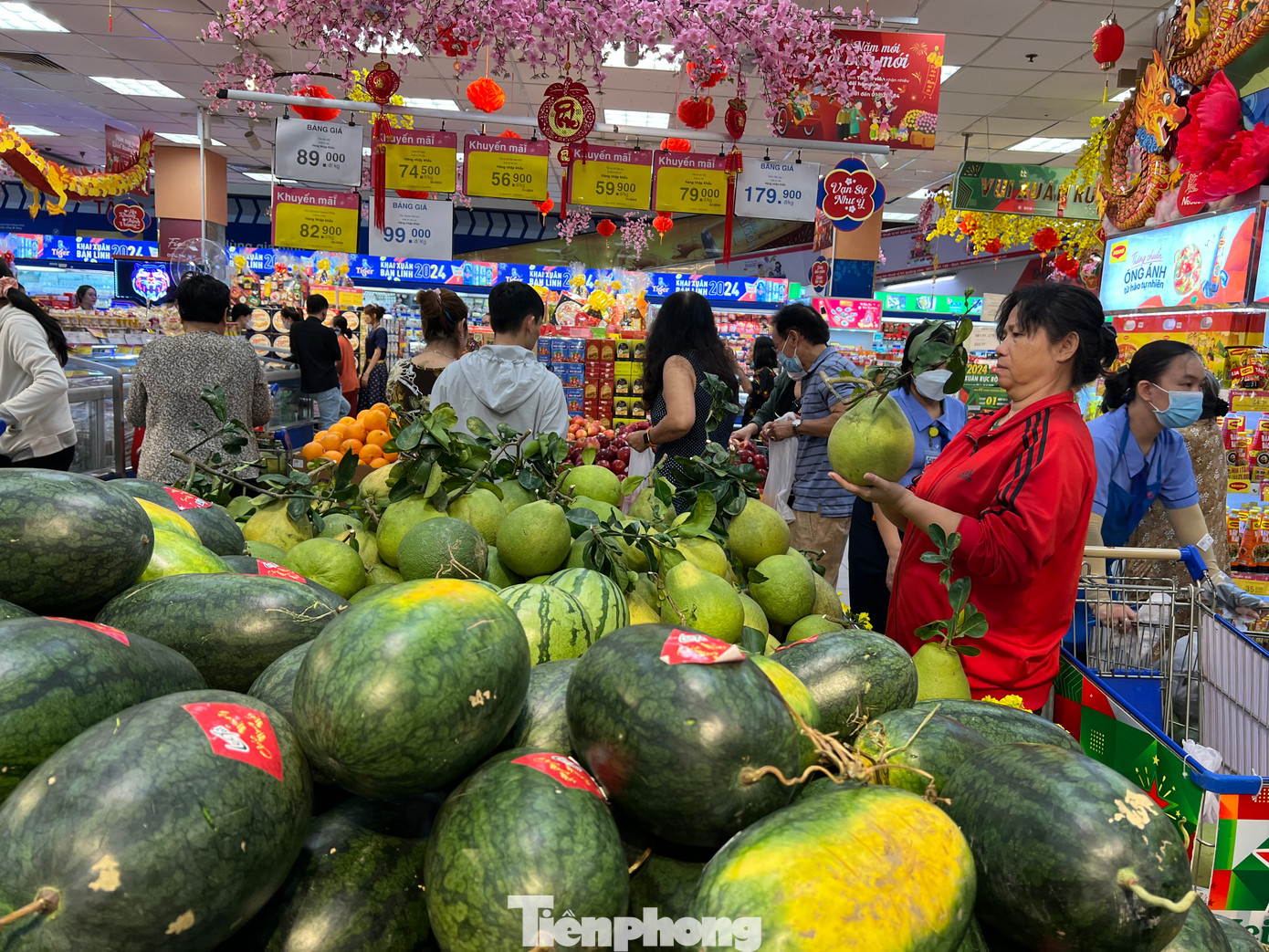 Tại nhiều hệ thống siêu thị như Coop Mart, Satra, Go, MM Maga Market... ngay khi vừa mở cửa, khách đã chờ sẵn bên ngoài liền tràn vào mua sắm. Các loại trái cây bày mâm ngũ quả như bưởi, đu đủ, quả phật thủ... đầy ắp các quầy kệ.