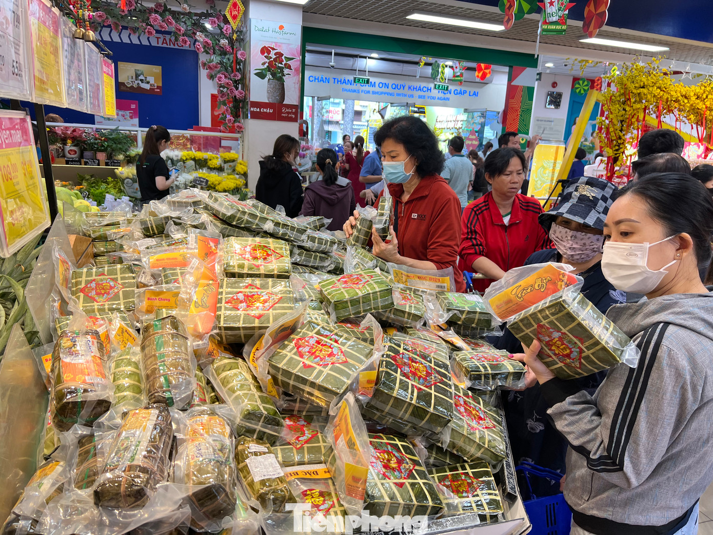 Bánh chưng và bánh tét - là mặt hàng không thể thiếu trong mỗi gia đình dịp Tết đang, có giá rất tốt, chỉ từ 113.000 đồng/cái (loại 1 kg). Sản phẩm do các doanh nghiệp tên tuổi sản xuất.