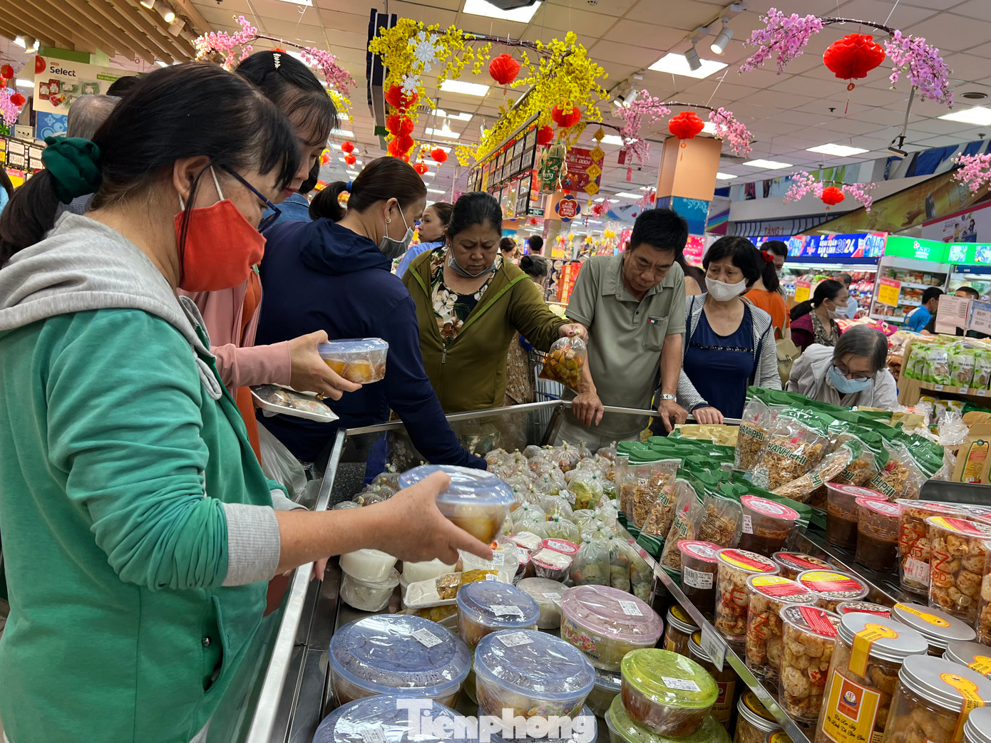 Thực phẩm chế biến sẵn ngày Tết tấp nập khách chọn mua như thịt kho hột vịt, dưa kiệu ngâm, các loại chè...