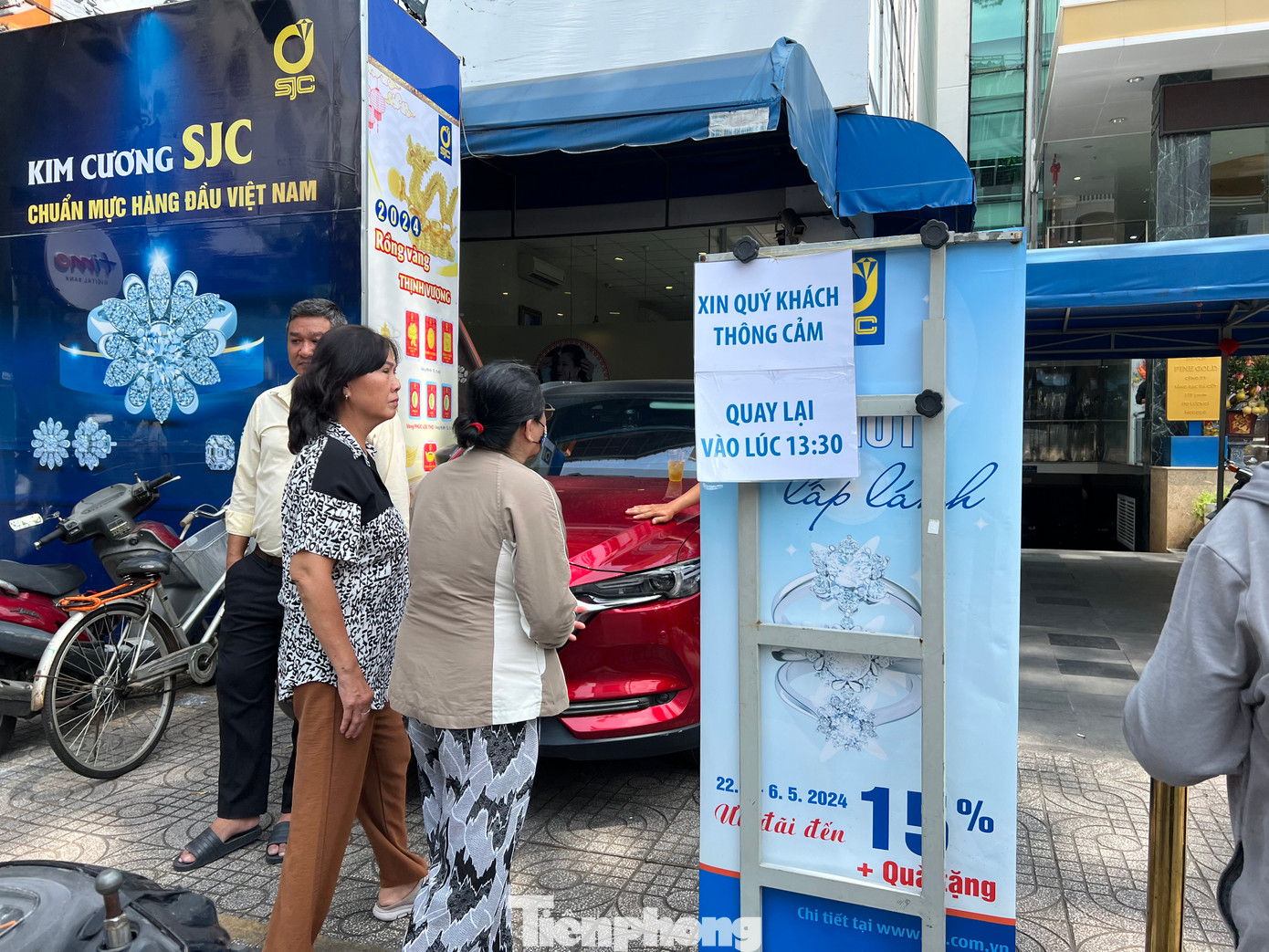 Trong khi đó, mới hơn 10h, Công ty Vàng bạc đá quý Sài Gòn (SJC) trên đường Nguyễn Thị Minh Khai (quận 3) đã thông báo ngưng nhận khách và hẹn quay lại lúc 1h30.