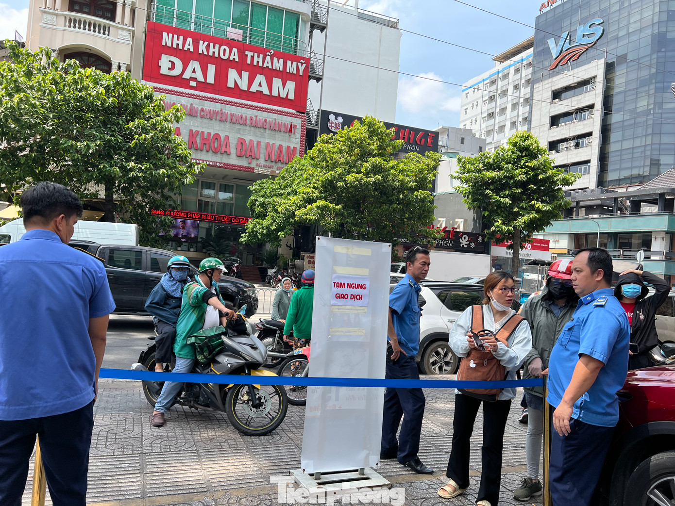 Dù đã ngưng nhận khách nhưng vẫn có rất đông khách muốn vào bên trong để mua vàng.