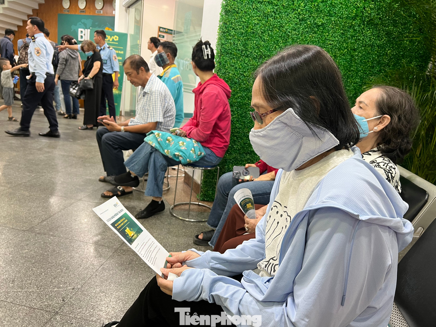 Ngay từ 7h sáng ngày 4/6, tại chi nhánh ngân hàng BIDV (134 Nguyễn Công Trứ, quận 1), đã có nhiều người đến chờ mua vàng. Lúc 8h, khách đến nhiều hơn nhưng rất trật tự, nhân viên ngân hàng và bảo vệ hướng dẫn khách vào vị trí ngồi, phát tờ rơi hướng dẫn cách thức giao dịch khi mua vàng.