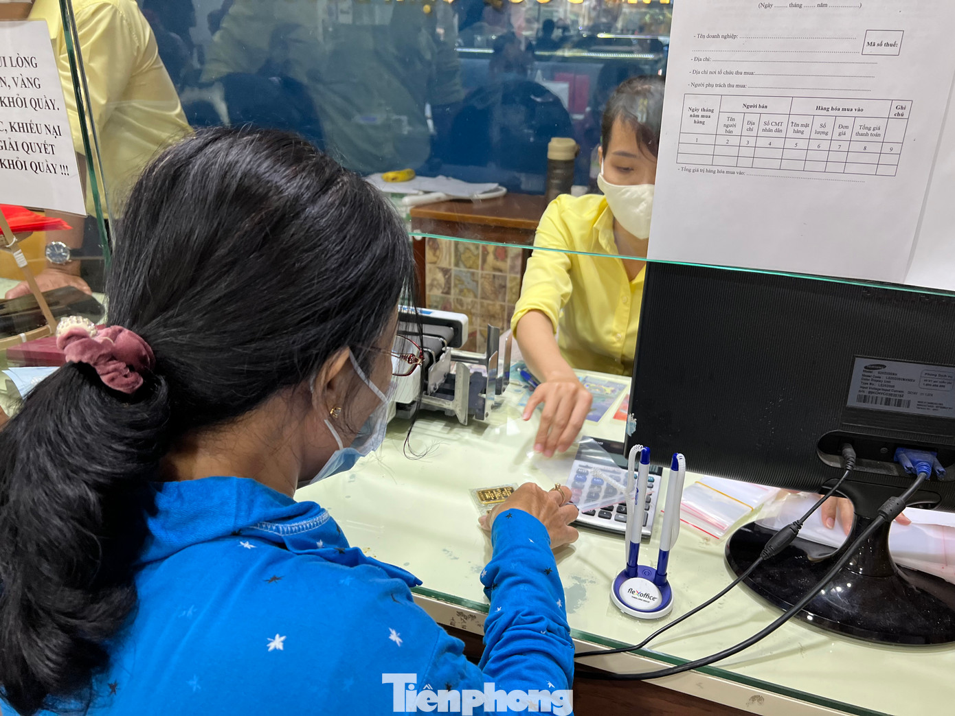 Nhiều người vui vẻ vì mua được vàng giá hợp lý.