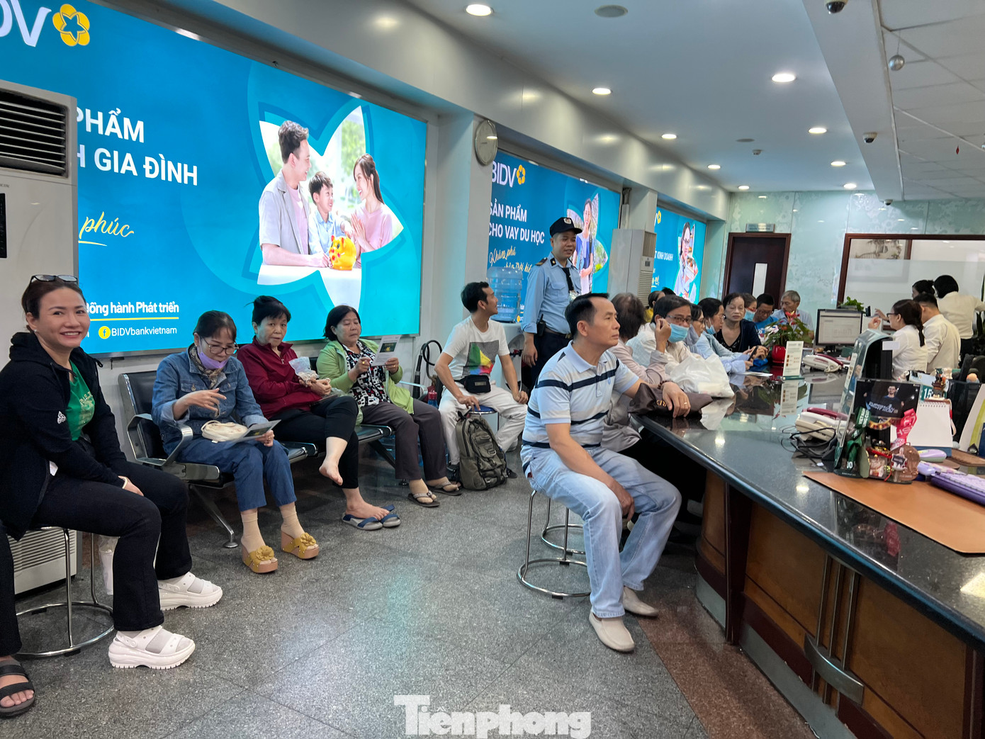 Chị Thanh (ngụ quận 8) cho biết, trong ngày đầu ngân hàng mở bán vàng, chiều 3/6, chị đã đến lấy số nhưng cuối cùng không mua được vàng. Sáng nay quay lại hy vọng sẽ mua được. "Tôi rất yên tâm khi mua vàng ở nơi uy tín lại có giá cả hợp lý. Dù chờ đợi khá lâu nhưng chỉ cần mua được vàng là vui rồi. Ngồi chờ đợi ở ngân hàng rất mát mẻ, nhân viên lịch sự, được phục vụ nước mát tận nơi..." - chị Thanh nói.