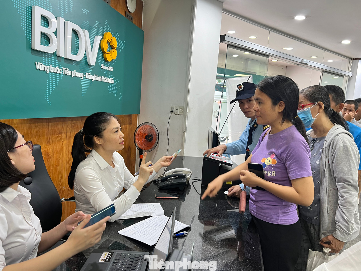 Đại diện BIDV cho biết đã cử thêm cán bộ ngân hàng để phục vụ nhanh nhất cho khách hàng đến mua vàng. Dù rất đông khách nhưng không có cảnh chen lấn, xô đẩy khi mua vàng.