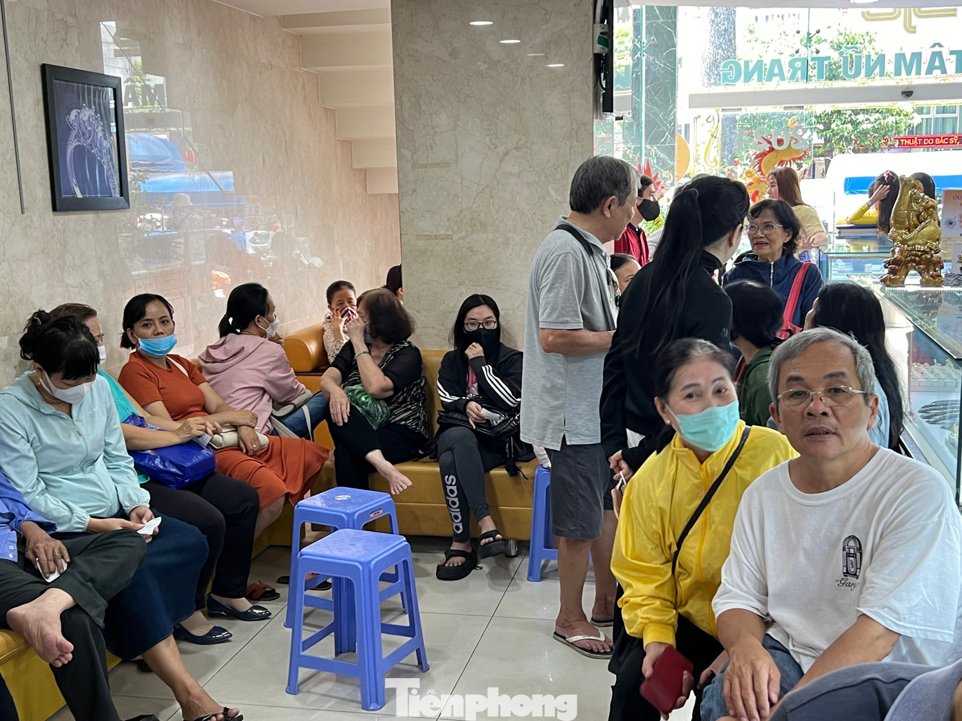 Bên trong công ty SJC, những khách hàng đến trước chờ đợi nhận vàng. Trong buổi sáng 4/6, mỗi khách hàng mua vàng miếng SJC chỉ được 1 lượng/người.