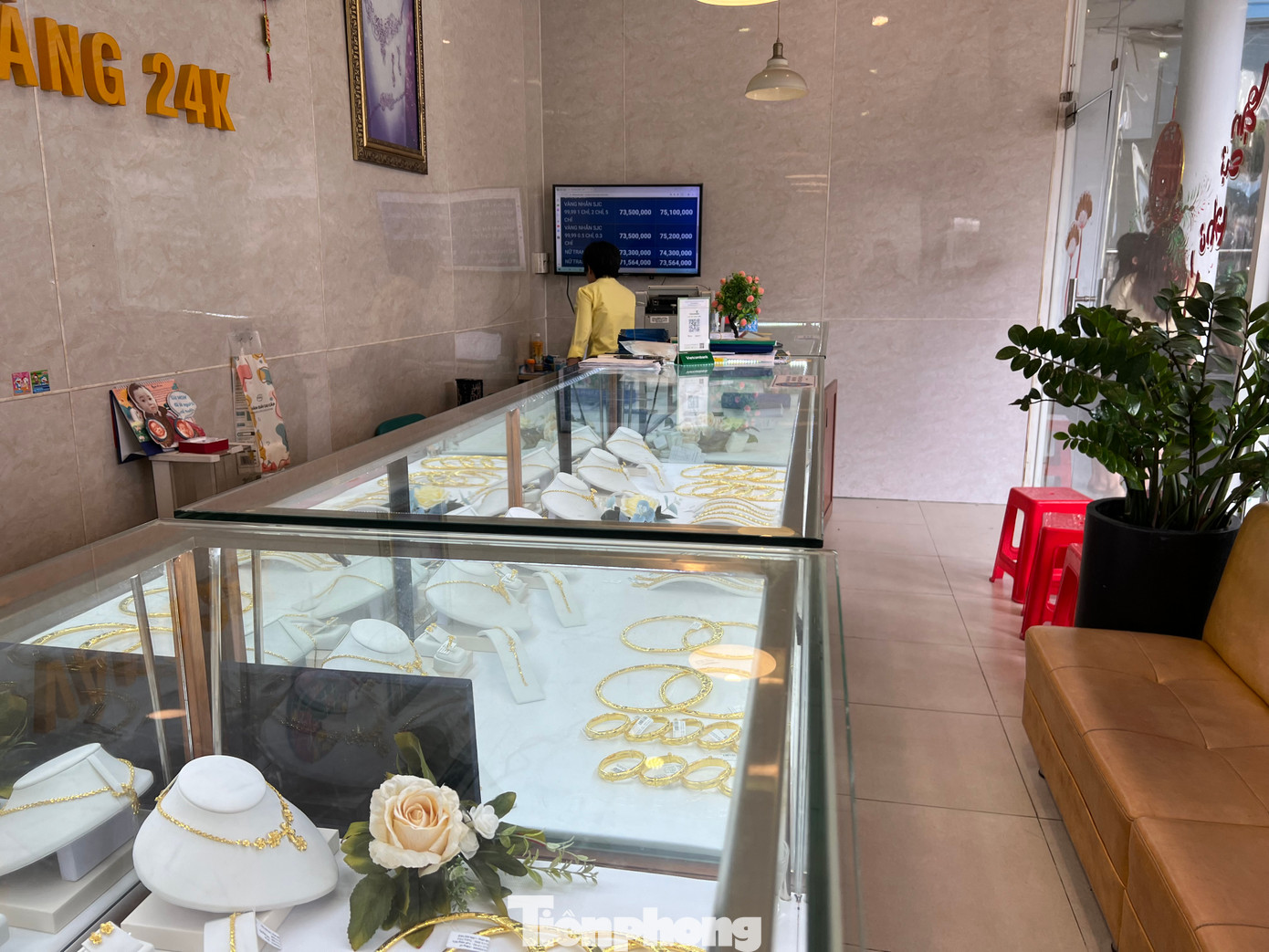 Tuy nhiên, khu vực vàng trang sức, vàng nhẫn hầu như không có khách hàng xếp hàng chờ mua như trước.