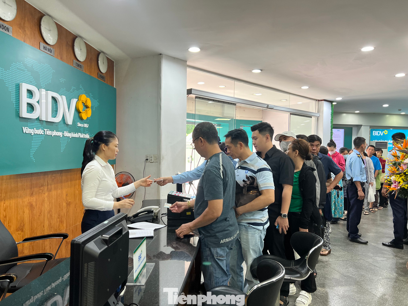 Sau đó, ngân hàng thông báo đầu giờ chiều mới có vàng, nếu khách hàng muốn thanh toán buổi sáng thì lấy số, làm thủ tục chuyển tiền và quay lại trước 15h để nhận vàng. Đa số khách hàng đều nhanh chóng đăng ký số lượng vàng miếng muốn mua. Do các ngân hàng không quy định số lượng vàng miếng mỗi khách được mua nên có người đăng ký tận 30-40 lượng.