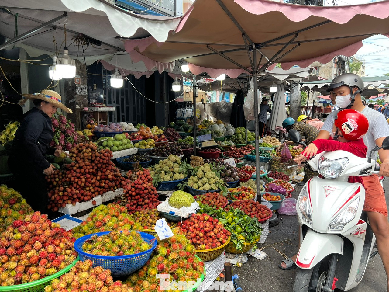 Tại chợ Bà Chiểu (quận Bình Thạnh, TPHCM), tiểu thương đã nhập về các loại trái cây tươi ngon, giá cả phải chăng để phục vụ khách mua bày mâm cúng bàn thờ gia tiên. Các loại vải tươi giá từ 50.000 - 60.000 đồng/kg, chôm chôm 40.000 đồng/kg, quýt 60.000 đồng/kg...