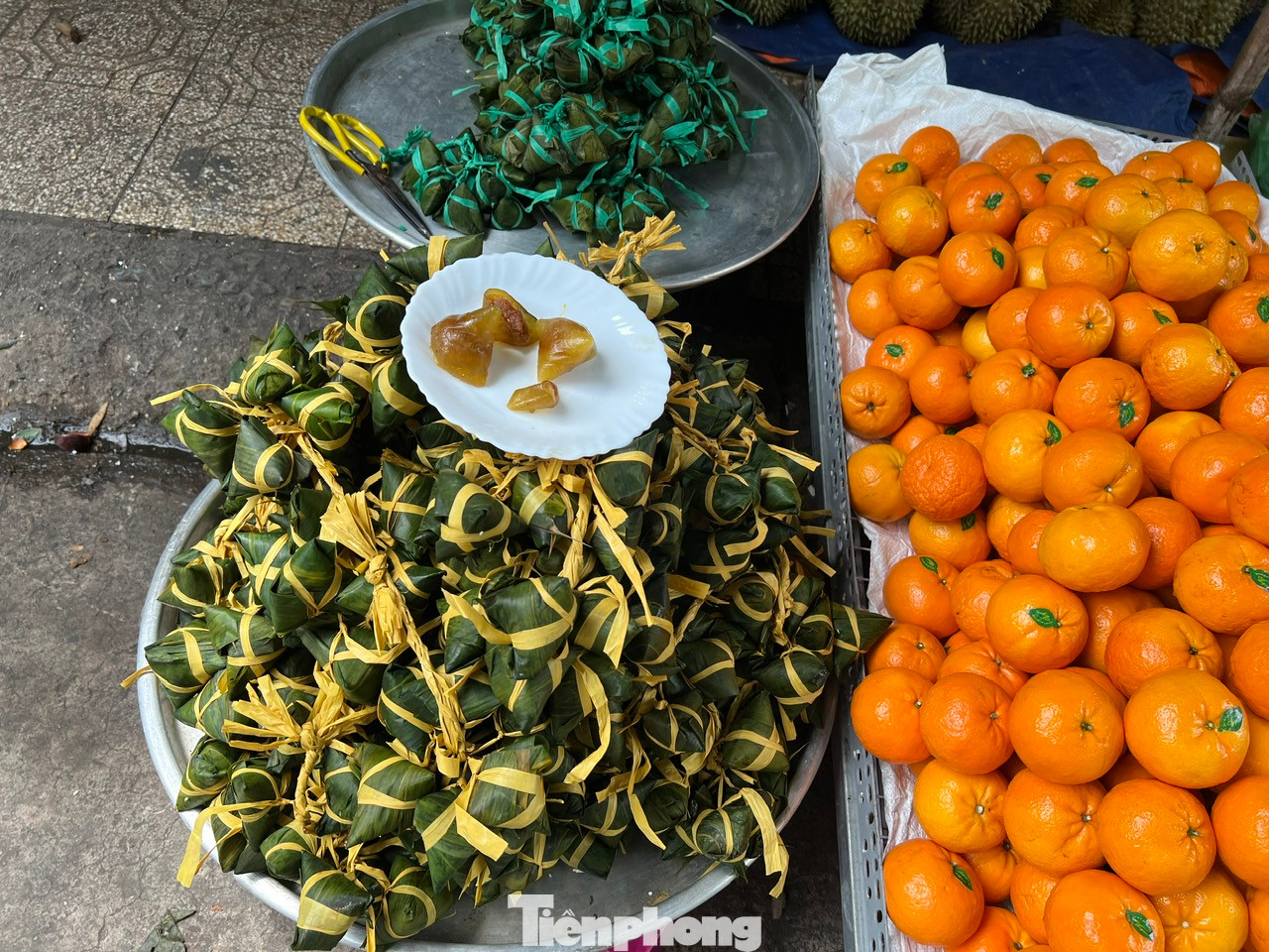 Bánh ú nước tro được gói bằng lá tre có mùi vị đặc trưng chờ khách mua.