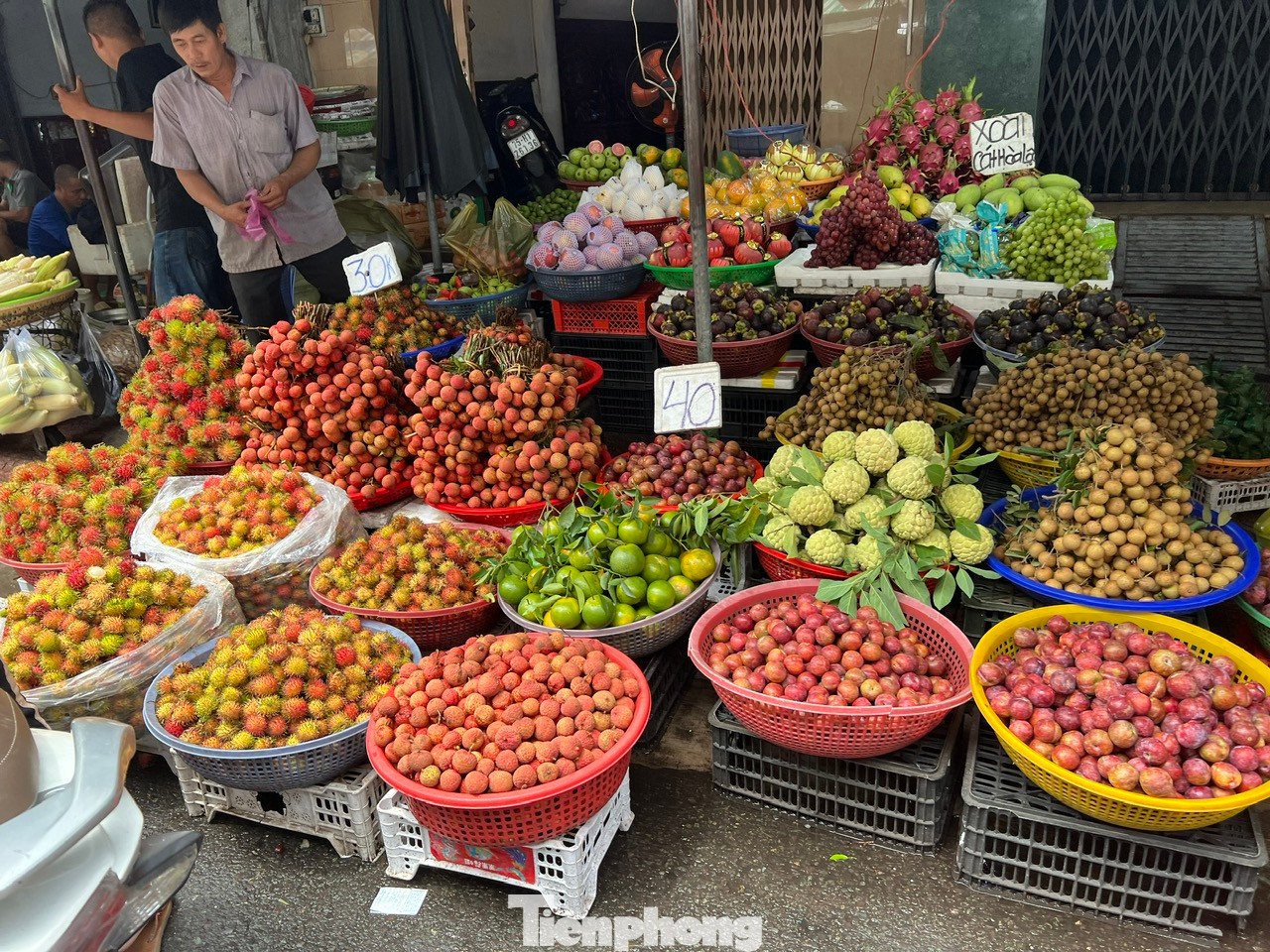 Tuy nhiên khách mua trái cây khá thưa thớt. "Tết Đoan Ngọ năm nay, người dân thắt chặt chi tiêu, chỉ mua tầm 1 kg trái cây như vải, hoặc 1 quả bưởi để bày mâm cúng chứ không mua nhiều" - một tiểu thương kinh doanh trái cây cho biết.