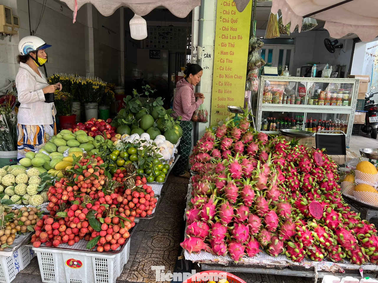 Những loại trái cây có màu đỏ, vàng được nhiều người ưa chuộng, lựa chọn để bày mâm ngũ quả dịp Tết Đoan Ngọ.