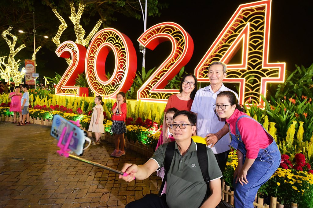 Cả gia đình lưu lại kỷ niệm trước thềm năm mới 2024. Cả gia đình lưu lại kỷ niệm trước thềm năm mới 2024.