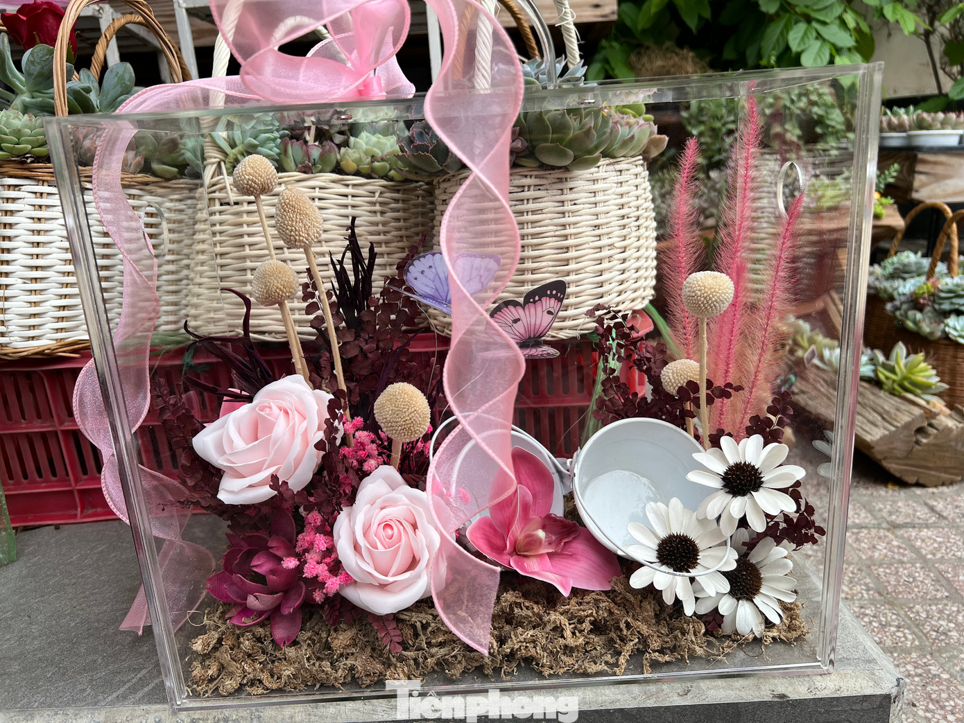 Một giỏ hoa được bài trí trong giỏ bằng kính có giá khoảng 1,5 triệu đồng. Ở đây hoa được sấy khô công nghệ cao nên vẫn giữ màu sắc như hoa tươi nhưng có thể trưng lâu dài mà không bị hư, héo úa.