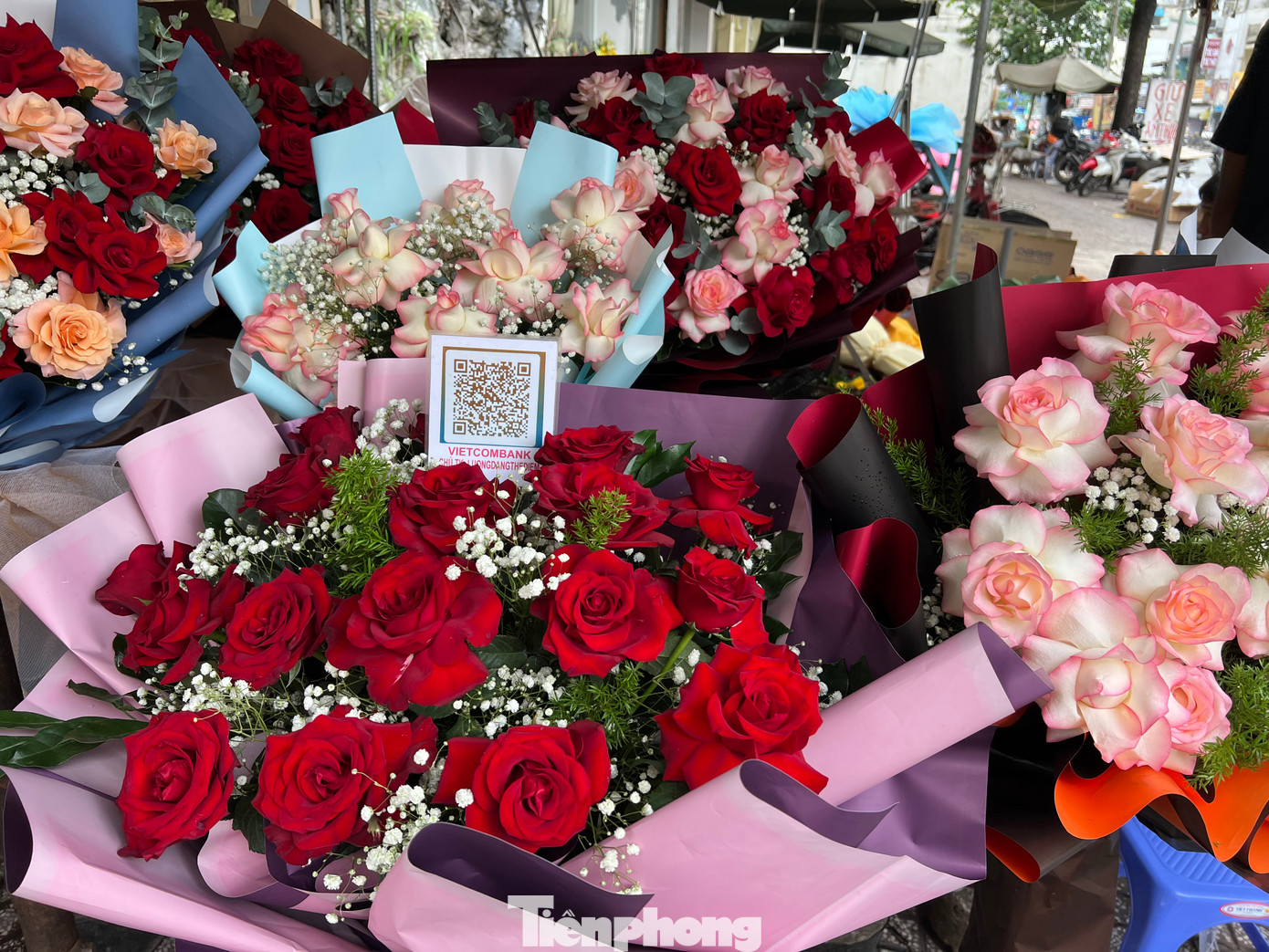 Tiểu thương đính sẵn mã QR để khách hàng dễ dàng thanh toán không tiền mặt.