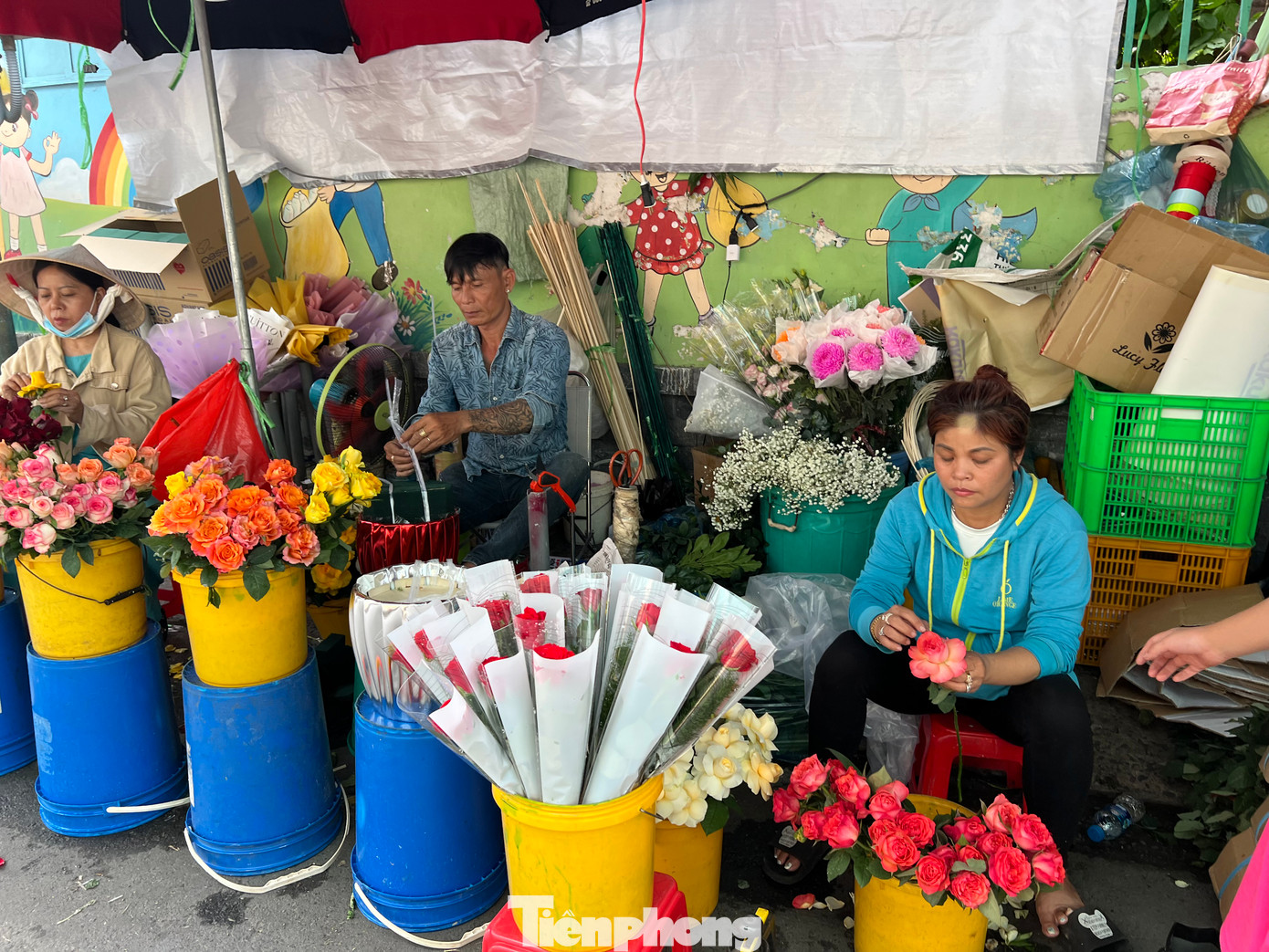 "Do ngày 20/10 rơi vào cuối tuần nên khách hàng là các doanh nghiệp thường chọn mua hoa vào hôm nay để tặng nhân viên, khách hàng nữ. Tuy nhiên trong ngày 18/10, lượng khách mua hoa số lượng lớn hầu như rất ít" - bà Bình kinh doanh hoa nói. Các tiểu thương xếp hàng dọc trong chợ hoa vừa bó hoa, vừa ngóng khách mua. Với hoa hồng lẻ được bán với giá 25.000 đồng/bông, hoa bó từ 300.000 - 500.000 đồng/bó.