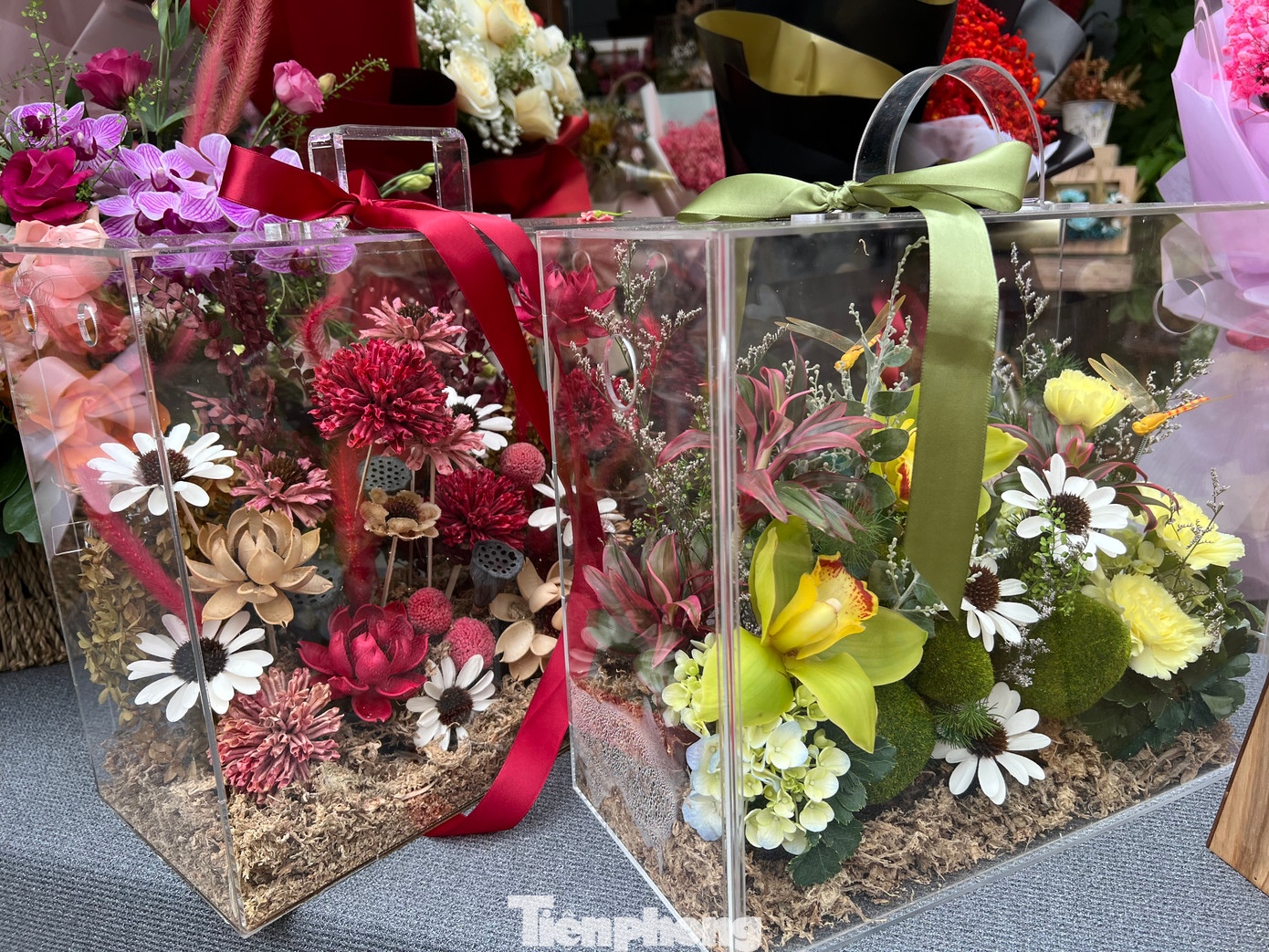 Chị Lê Thị Hà - tiểu thương kinh doanh hoa tươi cắm sẵn cho biết, mỗi năm đều phải nghĩ ra nhiều kiểu dáng, mẫu mã mới để hút khách mua. "Năm nay biết được nhu cầu của khách hướng đến chi tiêu tiết kiệm, hoa có thể chơi lâu ngày nên chúng tôi chủ yếu cắm hoa trồng trong nước như Đà Lạt, sử dụng kết hợp hoa tươi sấy khô, hoa kẽm nhung... để sản phẩm thêm bắt mắt, giá cả phải chăng".