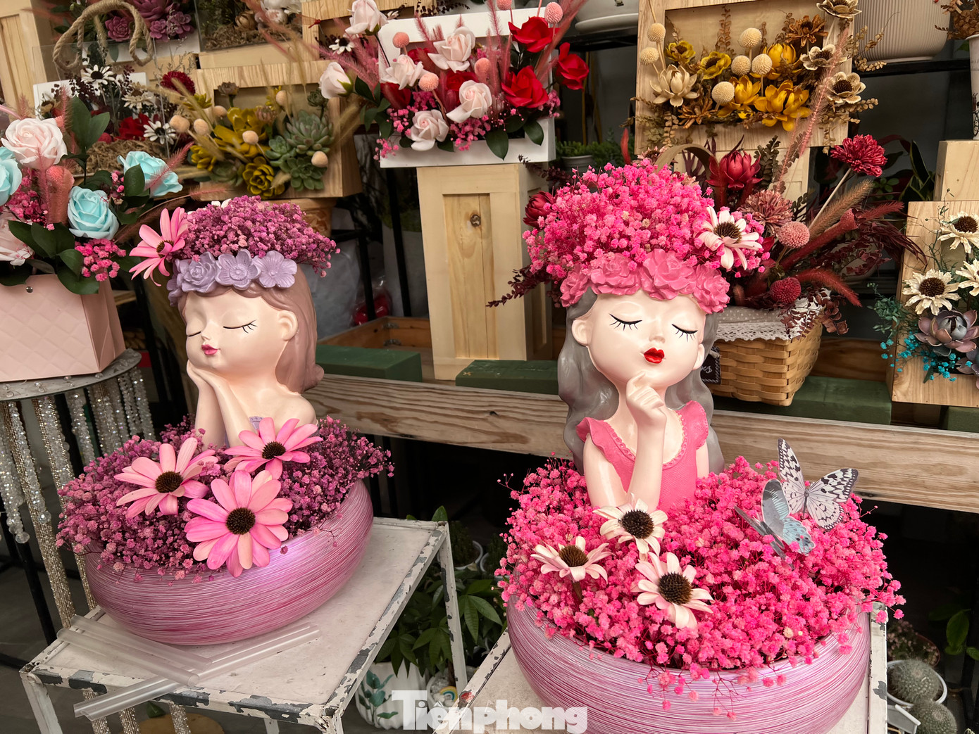 Mỗi chậu hoa là mỗi kiểu khác nhau, tránh "đụng hàng" được dành cho những người phụ nữ yêu thương trong dịp 20/10 năm nay.