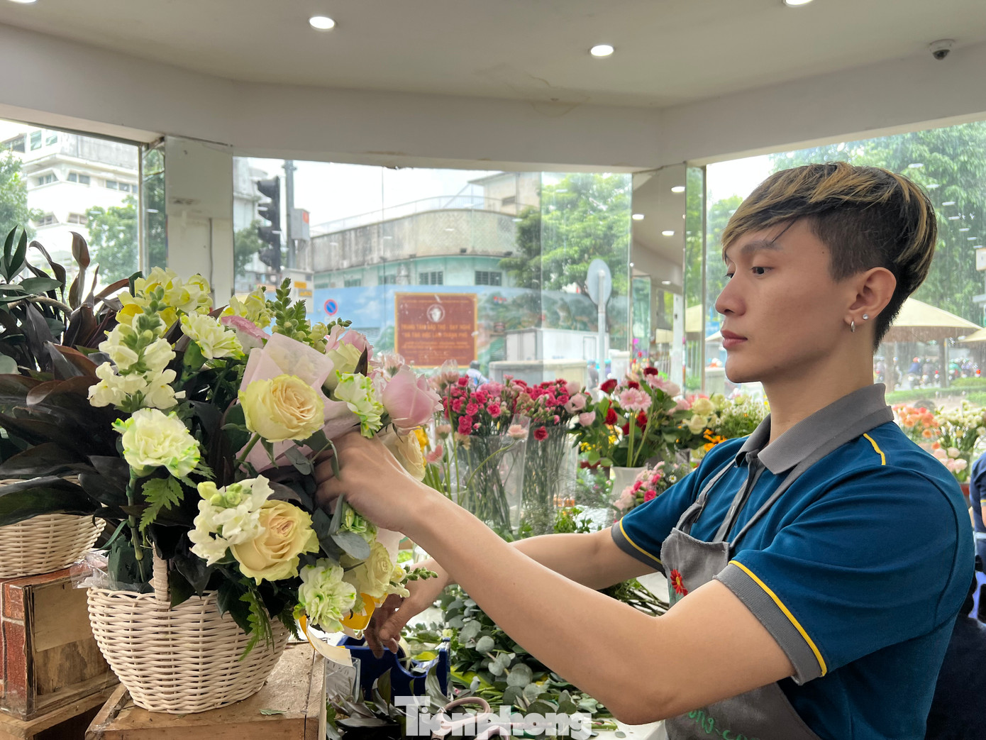 Nhân viên một shop hoa tươi cho biết bình thường làm việc 8 tiếng/ngày, nay tăng ca 12 tiếng/ngày nhưng vẫn phải từ chối khá nhiều đơn hàng trong ngày 18/10.