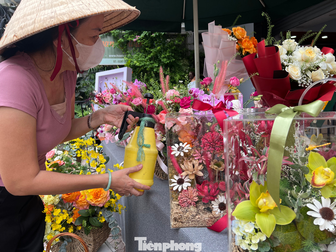 Tiểu thương liên tục xịt nước để giữ hoa tươi. Họ hy vọng hai ngày cuối tuần, lượng khách lẻ đến chợ sẽ nhiều hơn.