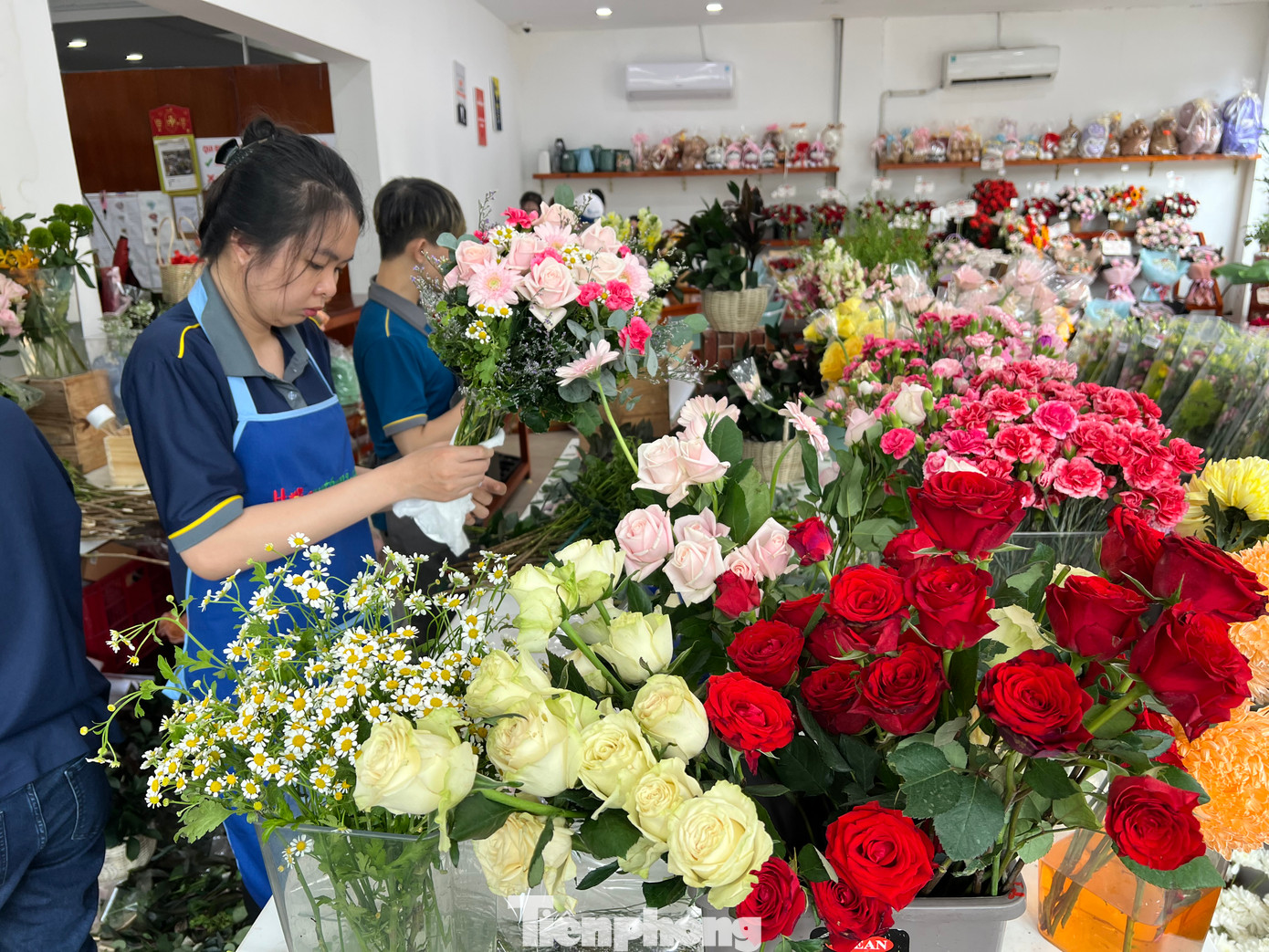 Trong khi đó, những shop hoa tên tuổi lại có đơn hàng ổn định hơn. Giá cả hoa tươi dịp này tăng khoảng 20%, nguồn hoa từ Đà Lạt về rất nhiều, đa dạng chủng loại.