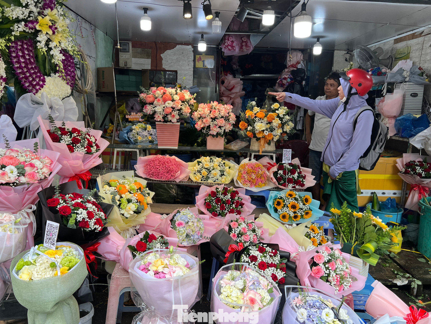 Chiều 18/10, tại chợ hoa Hồ Thị Kỷ (quận 10) - nơi được mệnh danh là chợ hoa sỉ lớn nhất TPHCM, các tiểu thương đã bày bán rất nhiều bó hoa quà tặng được trang trí đẹp mắt.