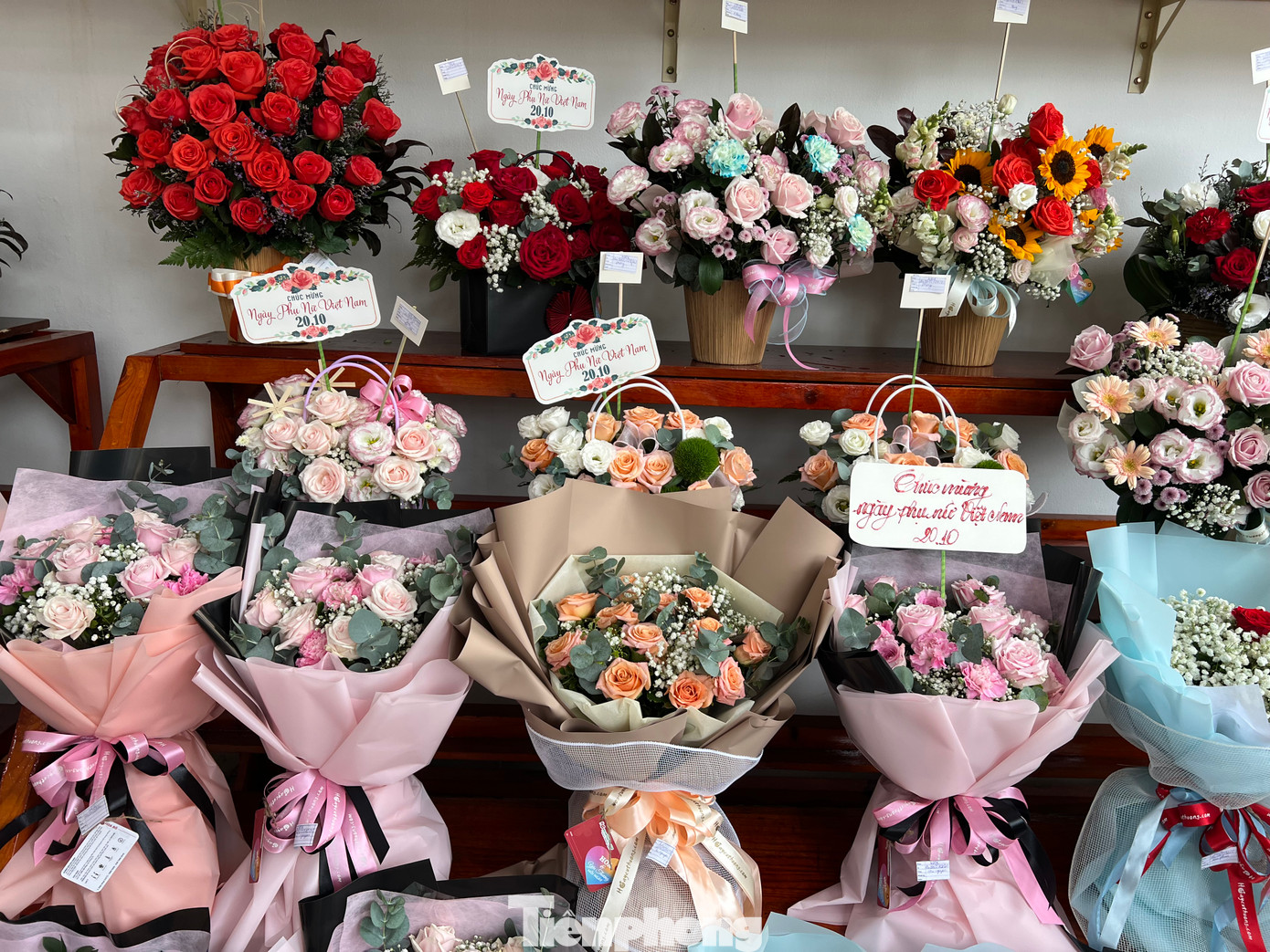 Những bó hoa được khách đặt sẵn chuẩn bị được nhân viên mang đi giao. Nhiều shop hoa tìm cách thu hút khách mua bằng cách giảm giá, tặng quà... để bán được nhiều hoa trong dịp này.