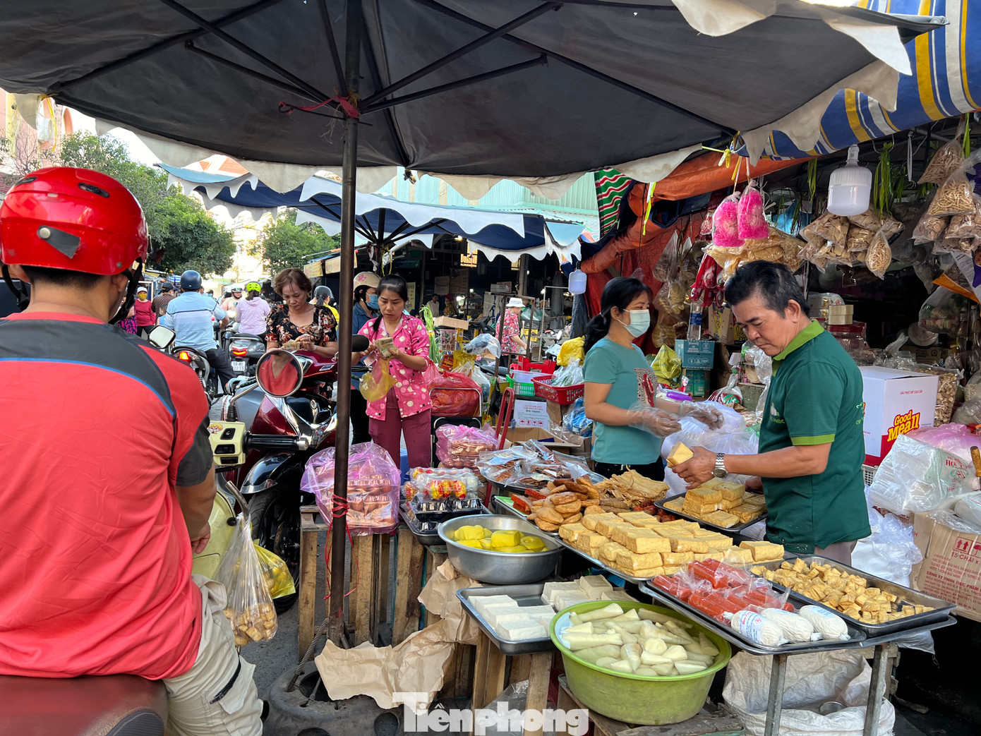 Đậu hủ đắt hàng, giá ổn định (từ 4.000 - 5.000 đồng/miếng).