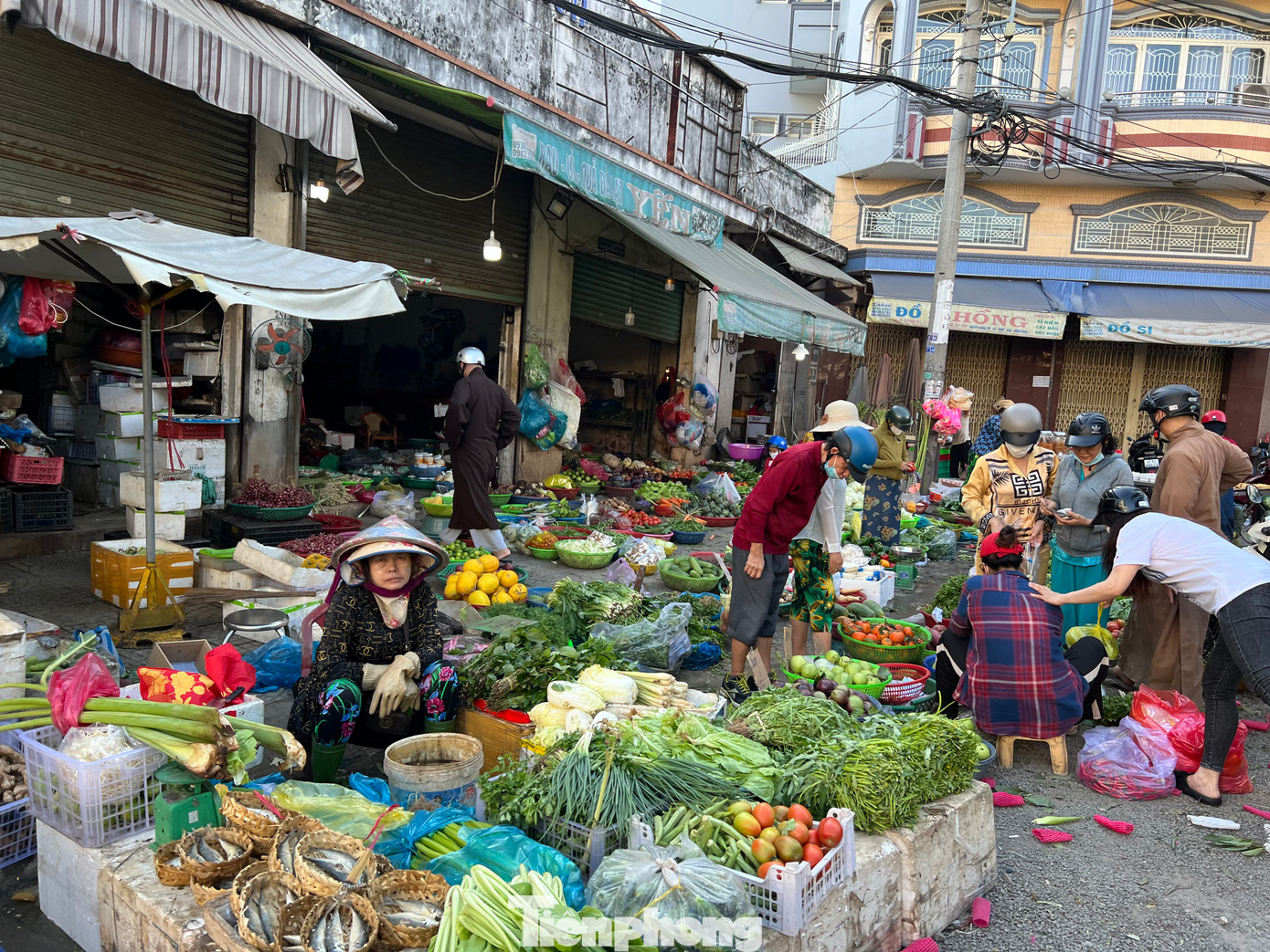 Sáng mùng 2 Tết (ngày 11/2), đa số các chợ tại TPHCM đã buôn bán trở lại, với phần lớn là các mặt hàng thực phẩm.