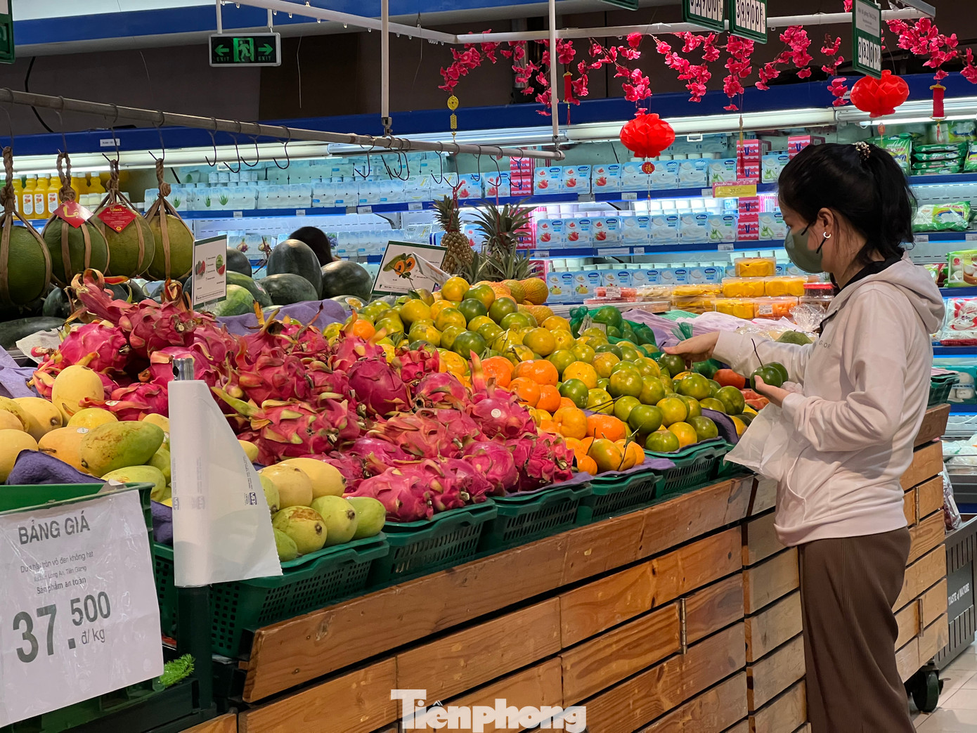 Trong khi đó, một số siêu thị đã khai trương trở lại trong mùng 2 Tết, nhưng chỉ bán đến khoảng 12 giờ là ngưng.