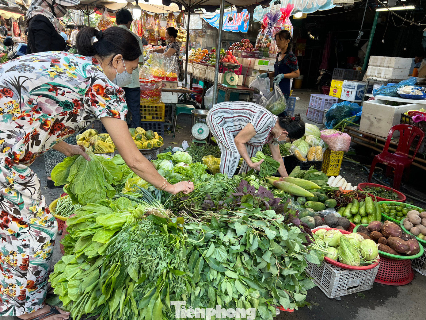 Rau xanh tại chợ phong phú, giá tăng khoảng 5.000 đồng/kg. Xà lách có giá 35.000 đồng/kg, dưa leo có giá 30.000 đồng/kg; khoai tây có giá 40.000 đồng/kg... "Rau tuy nhiều nhưng không tươi ngon mà khá héo và lạnh, có thể do tiểu thương trữ lạnh để bán trong ngày này" - chị Hoa (ngụ quận Bình Tân) cho hay.