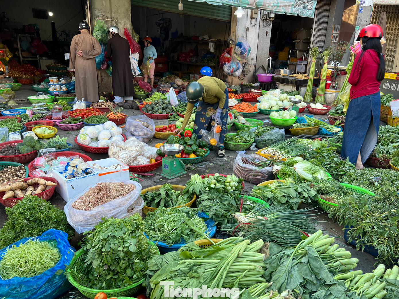 Rau về nhiều nhưng giá vẫn tăng và số đông người tiêu dùng chấp nhận vì đây là điều bình thường trong những ngày nghỉ Tết.