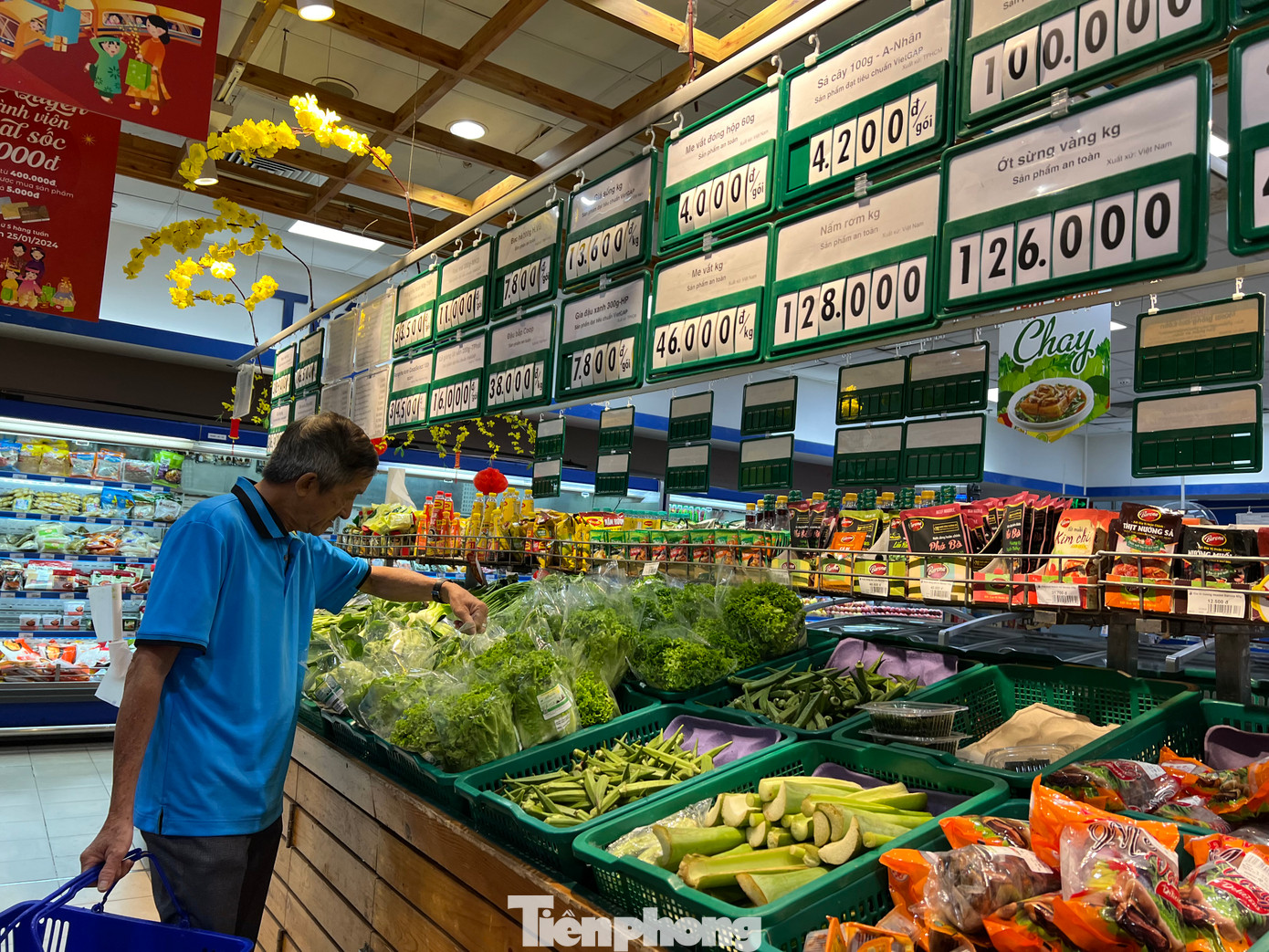 Tại Coop Mart Phú Lâm, rau xanh đã có hàng ngay từ khi vừa mở cửa, như: xà lách thủy canh có giá từ 38.500 - 39.500 đồng/kg..., đậu bắp 38.000 đồng/kg...