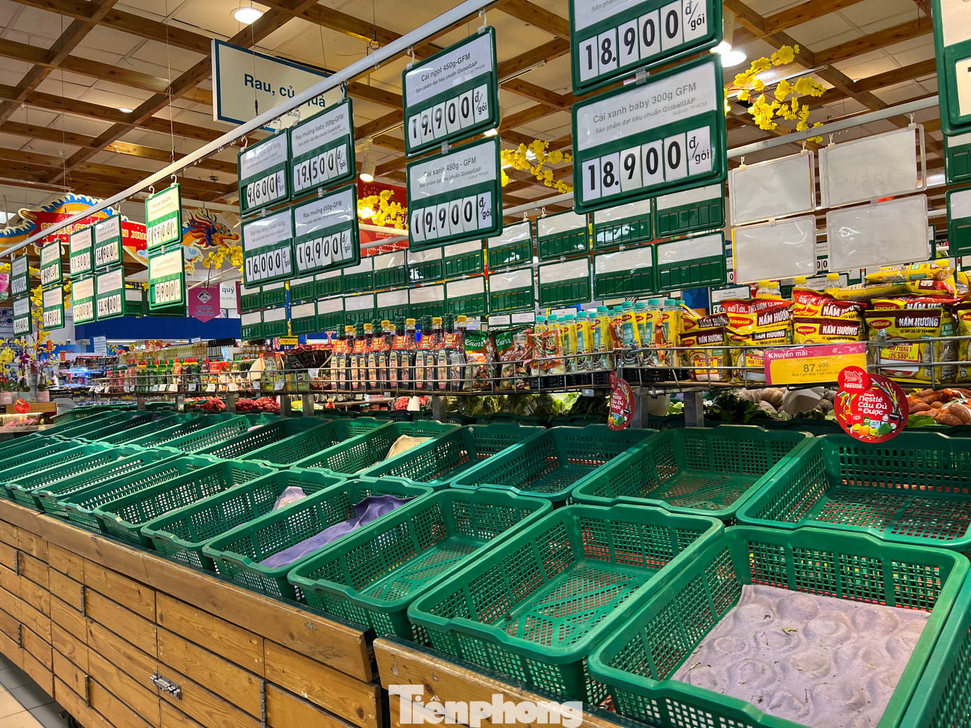 Tuy nhiên, siêu thị vẫn còn thiếu nhiều loại rau như cải, rau muống, các loại bún phở tươi, thủy hải sản... cũng chưa có hàng. "Tầm mùng 6 Tết sẽ có đầy đủ trở lại" - nhân viên siêu thị cho hay.