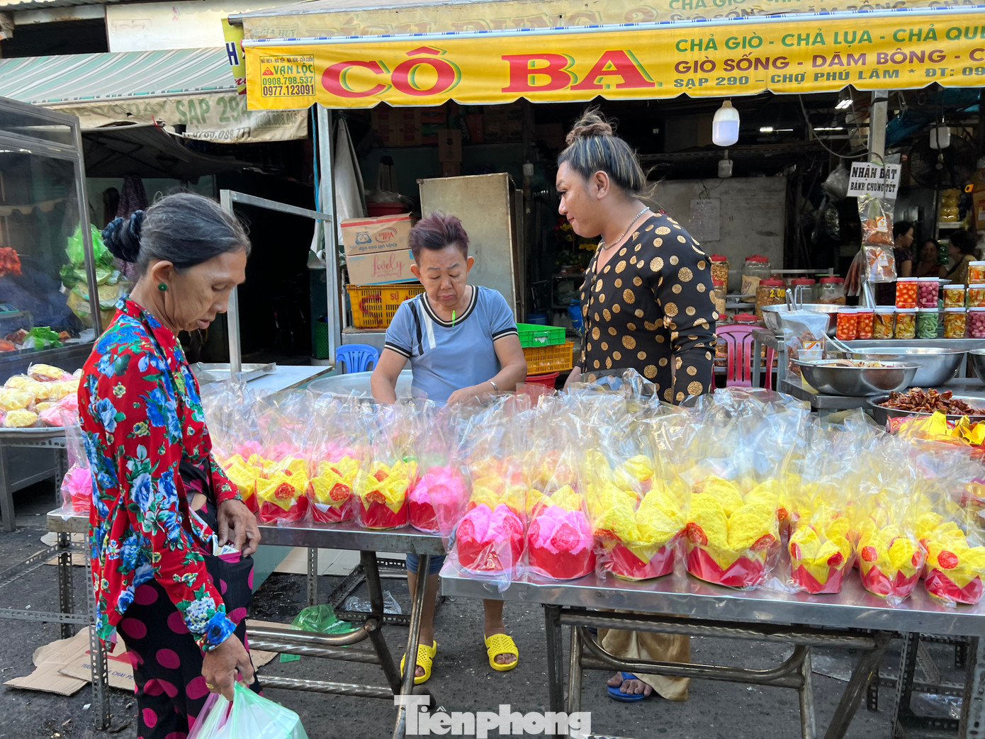 Các loại bánh tổ, bánh bông lan được mua để cúng bàn thờ.