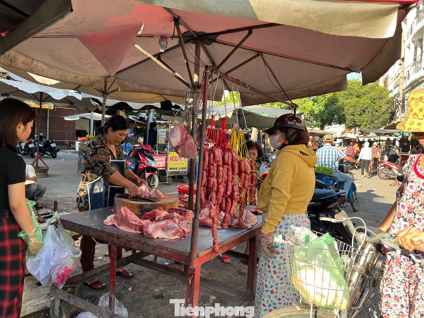 Các quầy thịt heo đắt khách dù giá vẫn còn cao, như: cốt lếch có giá 85.000 đồng/kg, ba rọi có giá 185.000 đồng/kg... "Nhiều lò mổ chưa hoạt động trở lại, thương lái còn nghỉ Tết nên heo về chợ ít, giá tăng cao từ những ngày trước Tết Nguyên đán chứ không phải chúng tôi tăng giá trong ngày này" - tiểu thương bán thịt heo trên đường Đặng Nguyên Cẩn (quận 6) nói.