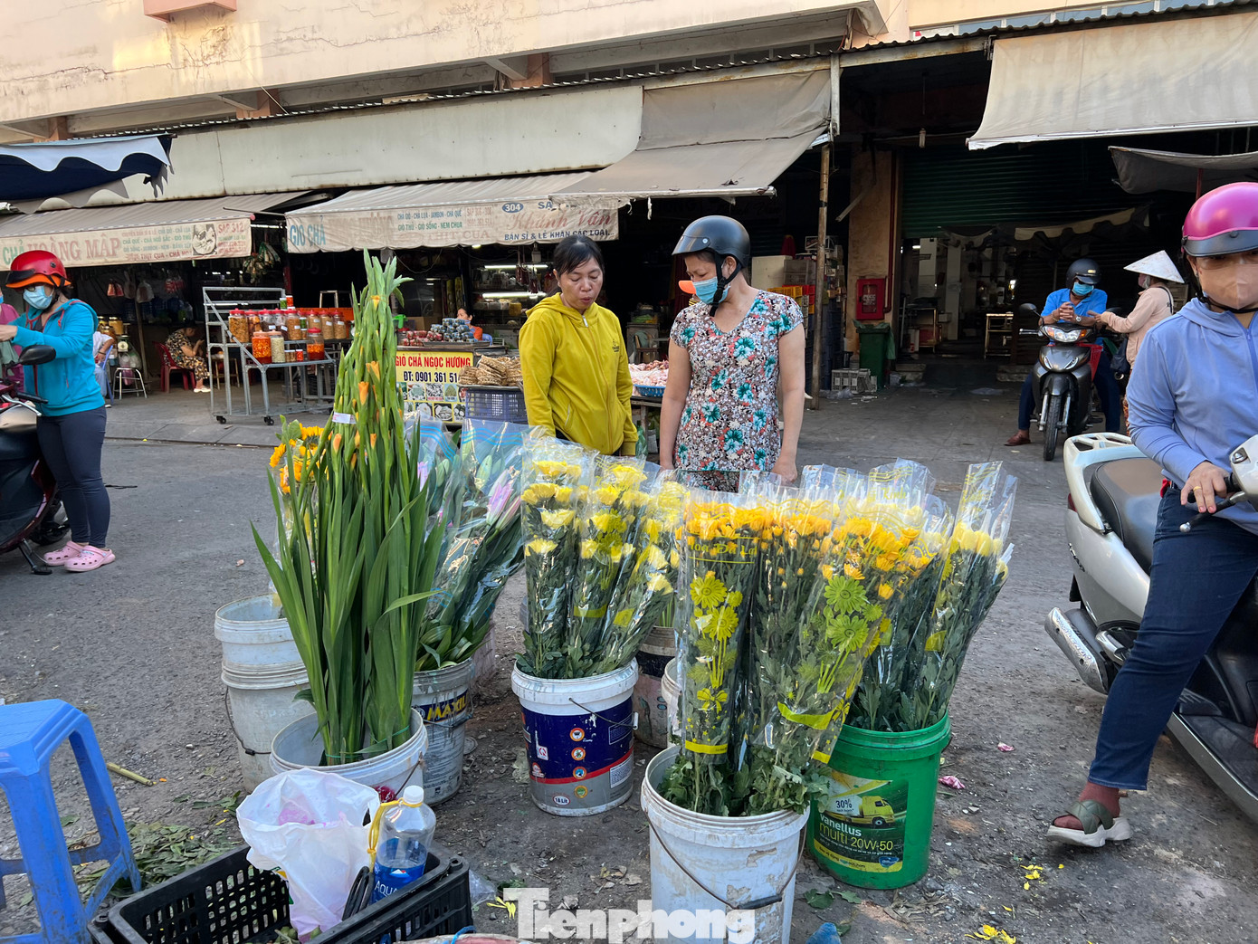 Hoa cúng cũng tăng giá, từ 25.000 - 30.000 đồng/bó. Trong khi, trong ngày 30 Tết, giá các loại hoa cúc chỉ tầm 20.000 đồng/bó nhưng vẫn vắng khách mua.