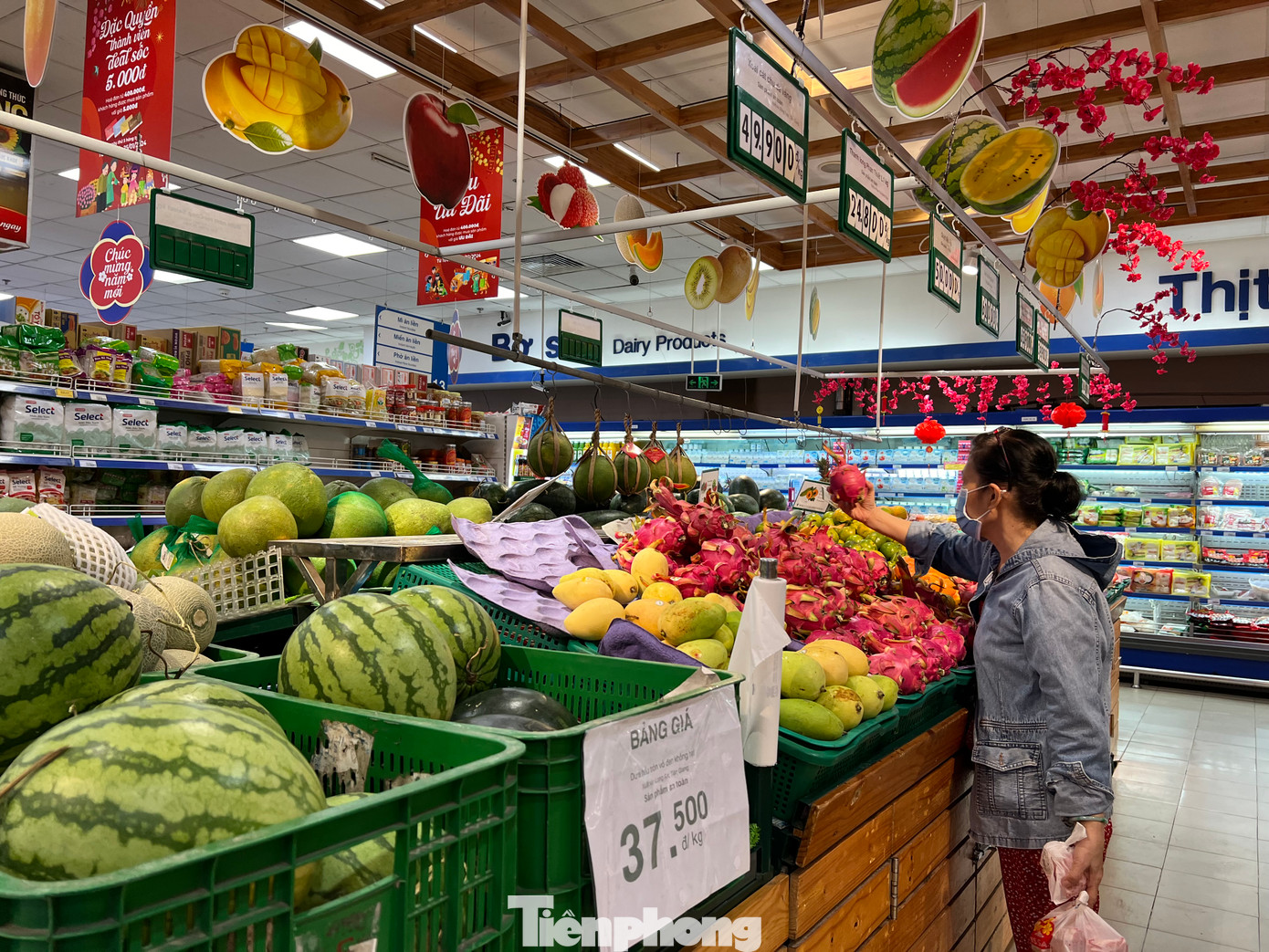 Trái cây tại siêu thị cũng đầy quầy kệ như xoài, thanh long, dưa hấu, bưởi...