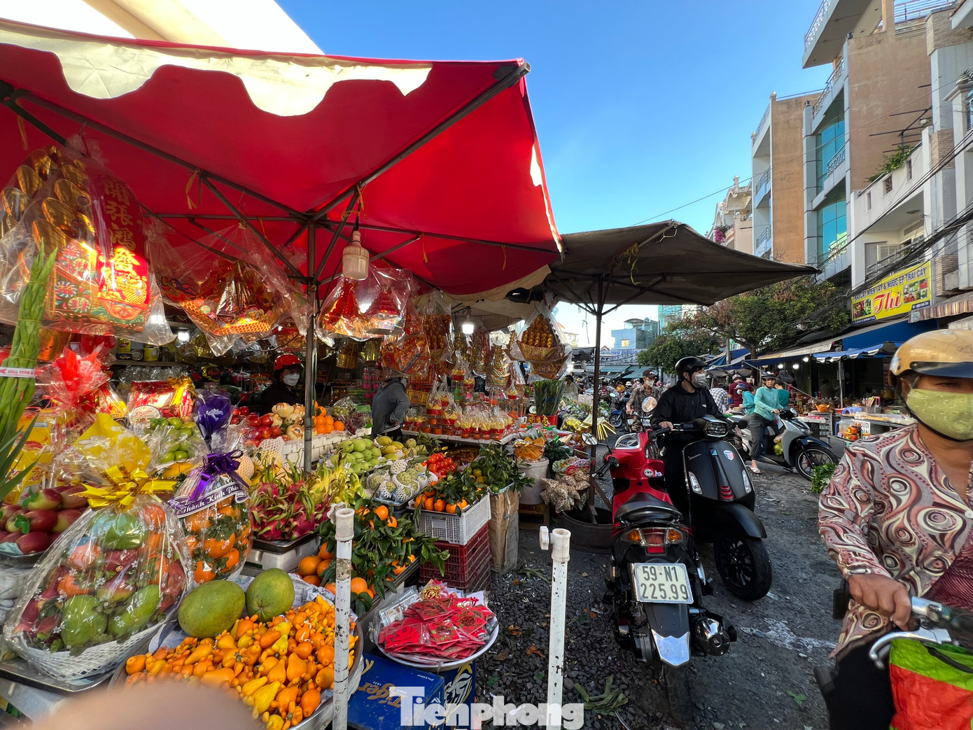 Theo các tiểu thương, chợ mùng 2 Tết lúc nào cũng đông khách.