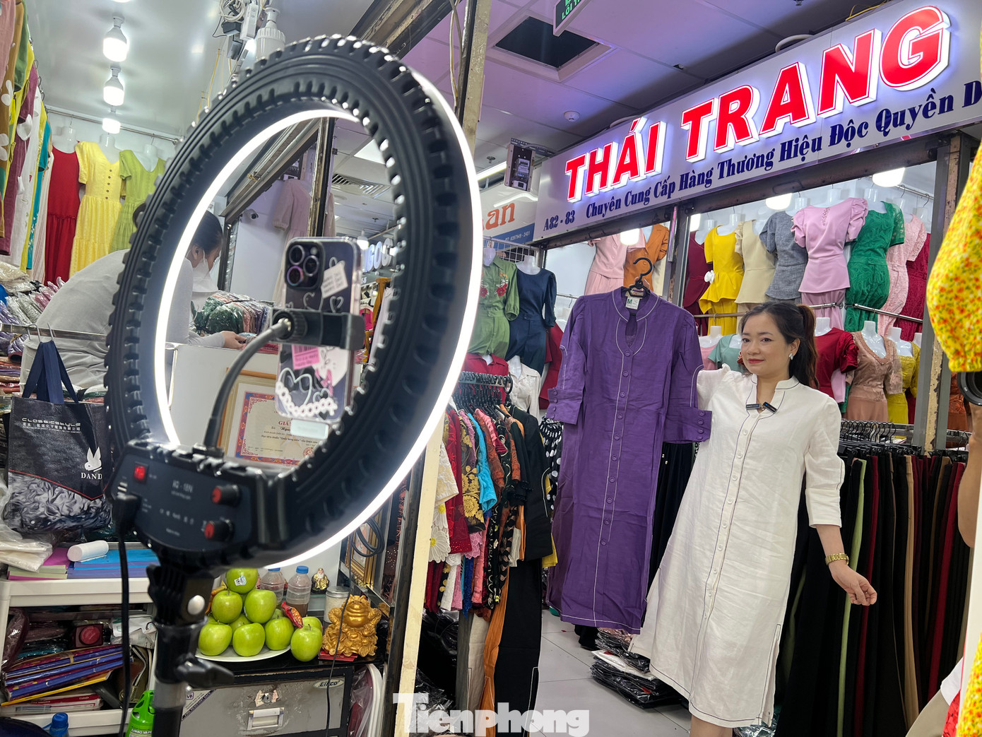 Một số sạp hàng kiên trì bán online bằng cách livestream trên chính trang mạng xã hội của mình. Đơn cử như sạp hàng Thái Trang tại chợ An Đông vẫn đều đặn livestream giới thiệu sản phẩm vào mỗi buổi chiều để tìm khách.