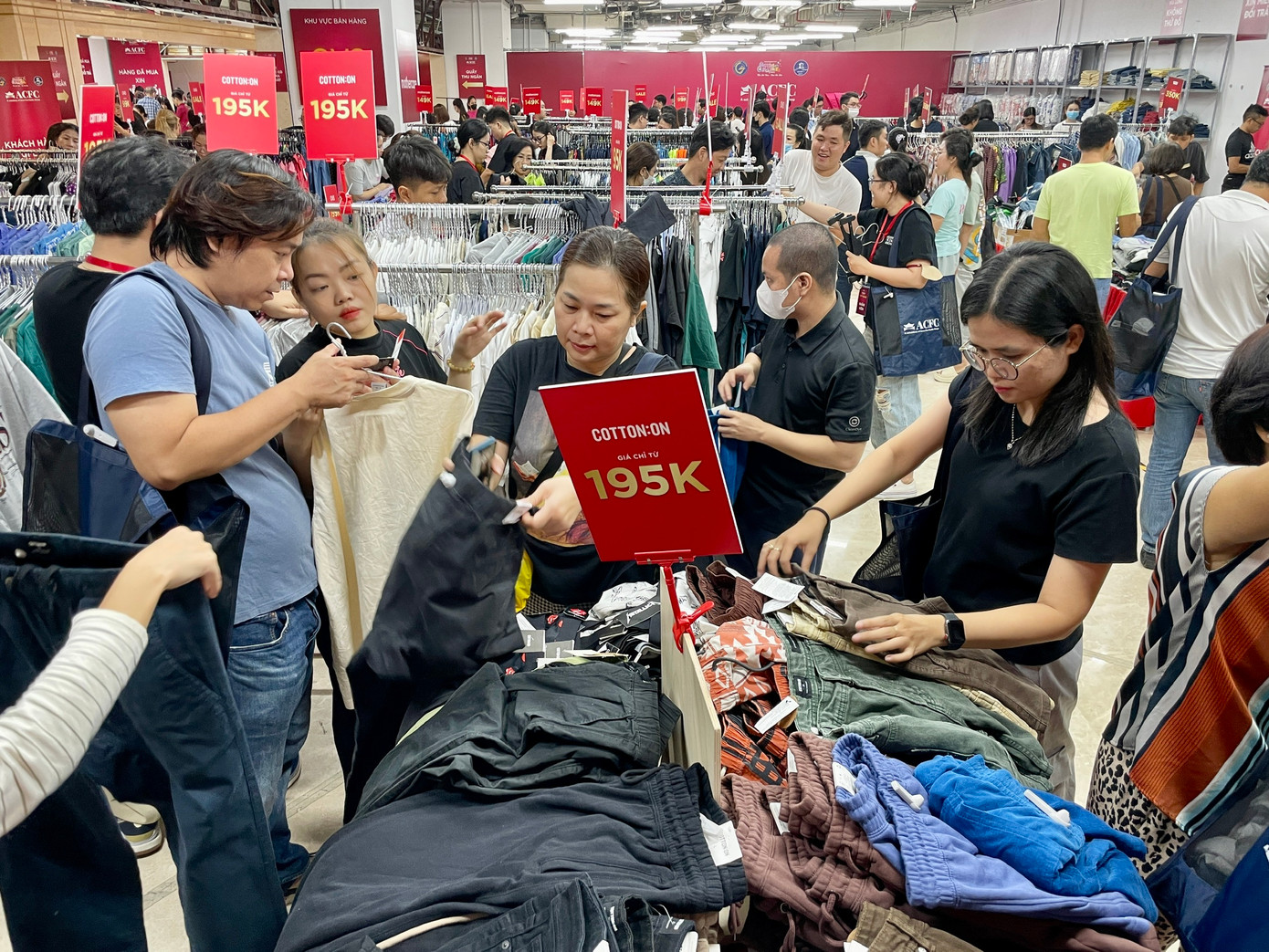 Ôm cả chồng váy áo, quần jean, chị Lê Thị Kiều My còn lựa chọn thêm mắt kiếng, đồng hồ, trang sức, mỹ phẩm… và rất bất ngờ khi các sản phẩm đều có giá rẻ không tưởng. Nhiều mặt hàng đều giảm giá từ 75 – 80%, sản phẩm đồng giá chỉ 69.000 đồng, túi xách hàng hiệu chỉ còn 129.000 đồng…