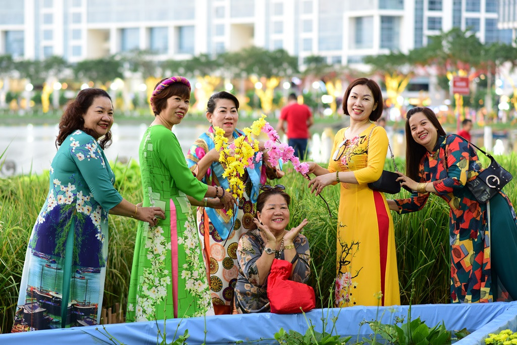 Các dì, các chị diện áo dài chụp hình với cánh đồng lúa. Các dì, các chị diện áo dài chụp hình với cánh đồng lúa.