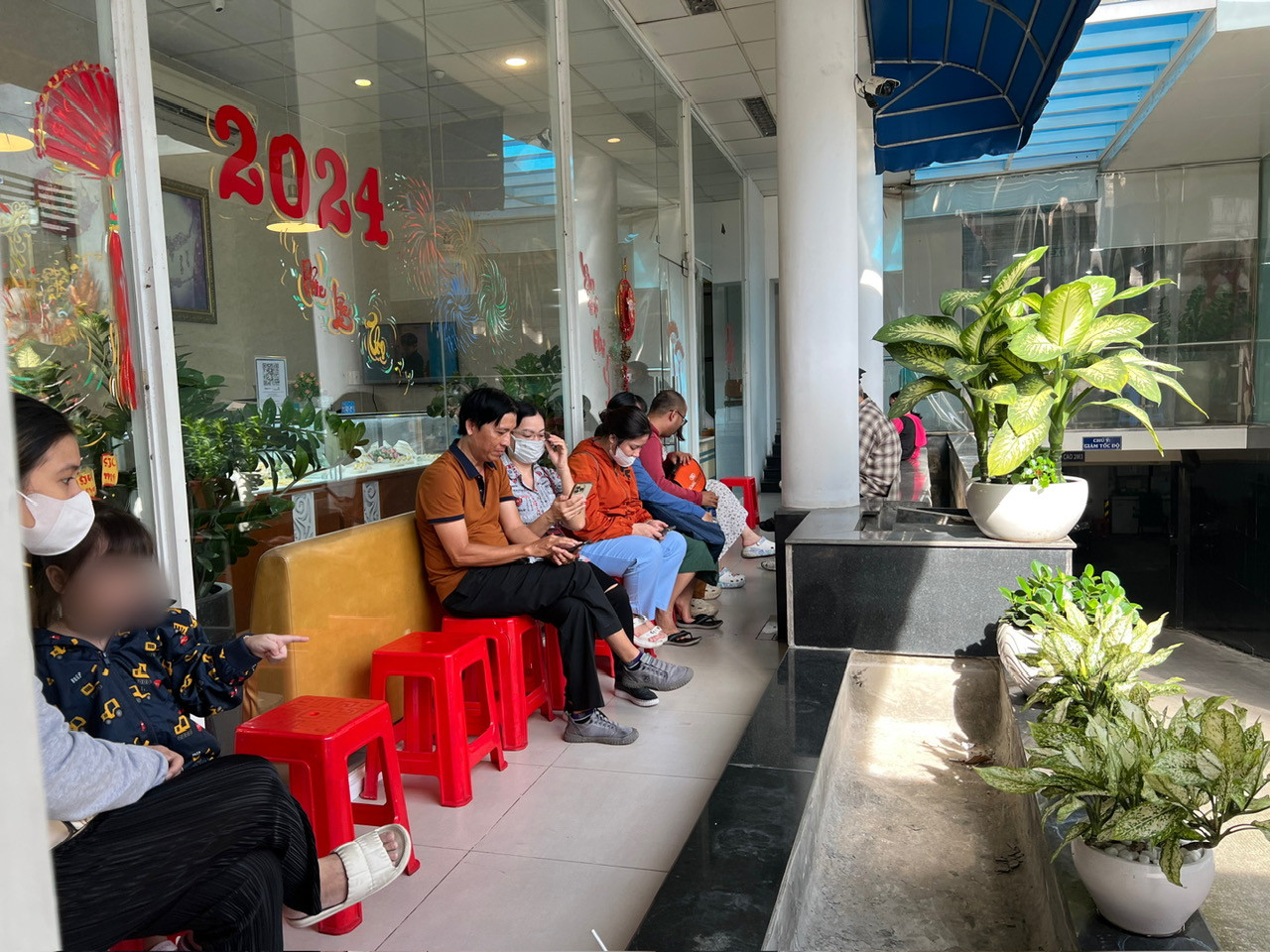 Sáng 8/11, nhiều người dân TPHCM xếp hàng mua vàng từ lúc tiệm vàng chưa mở cửa.