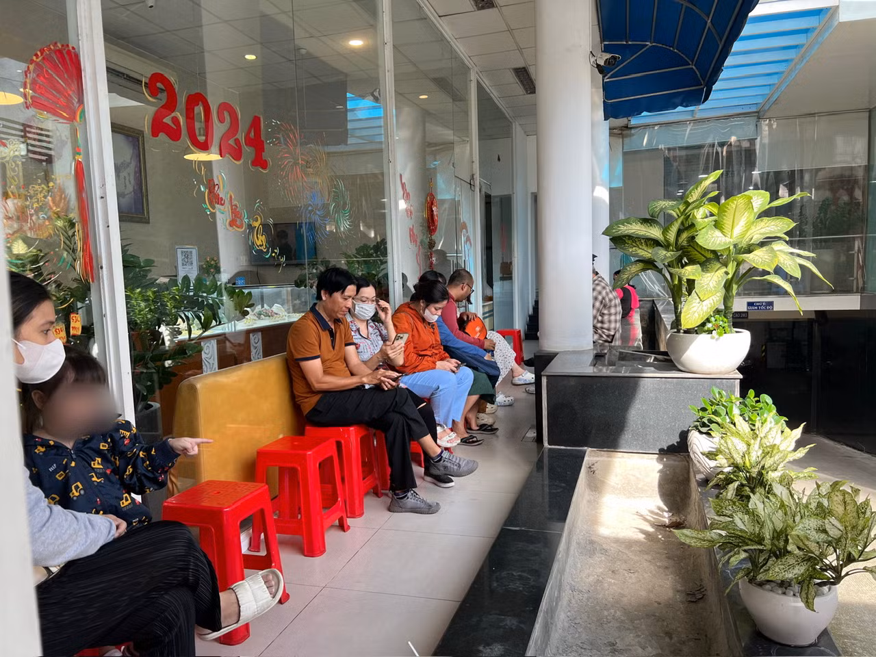 Sáng 8/11, nhiều người dân TPHCM xếp hàng mua vàng từ lúc tiệm vàng chưa mở cửa.